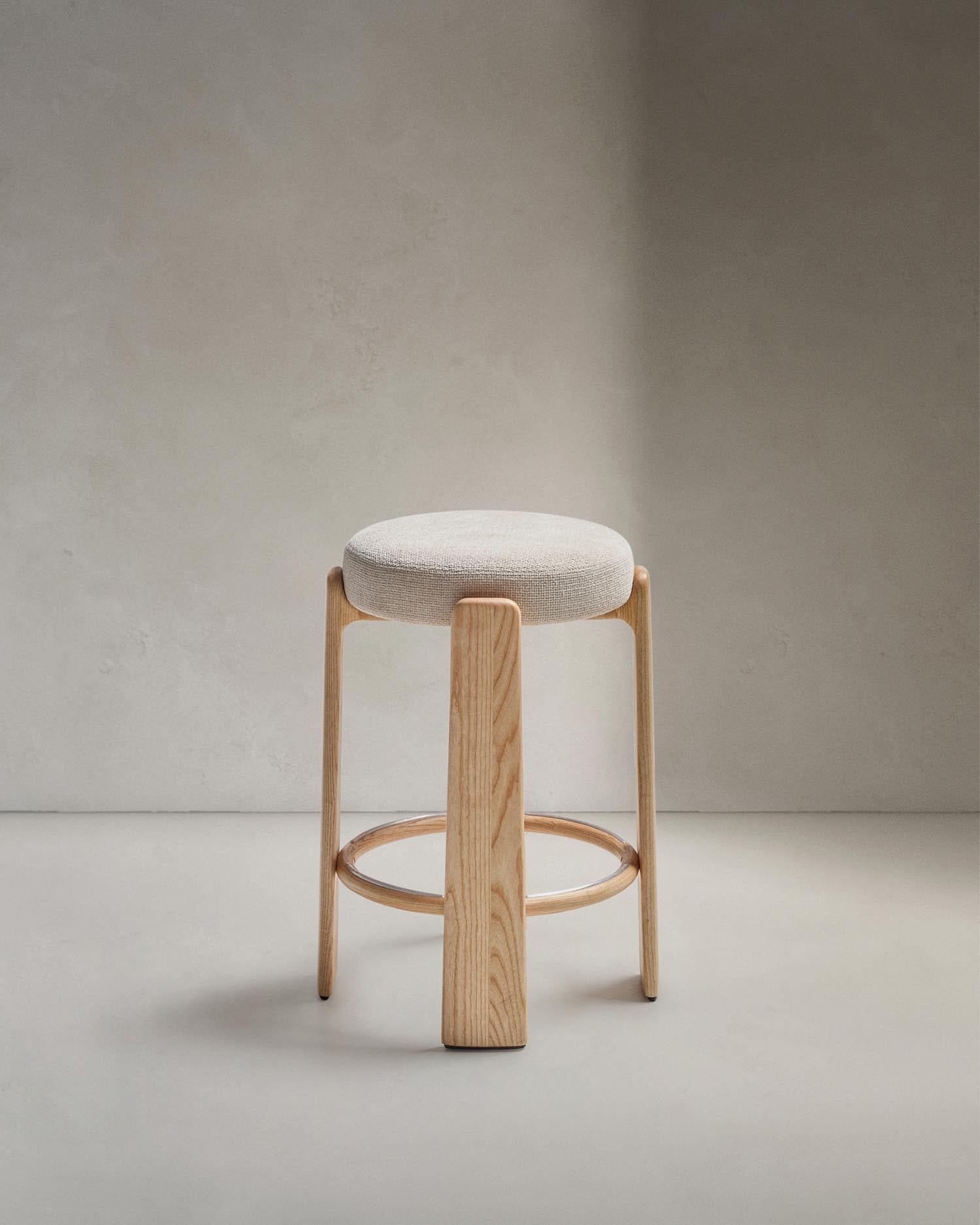 Hocker Granite von Kave Home: Stilvolles Design aus Chenille und Eschenholz, perfekt für Bar und Küche. Nachhaltig und elegant!