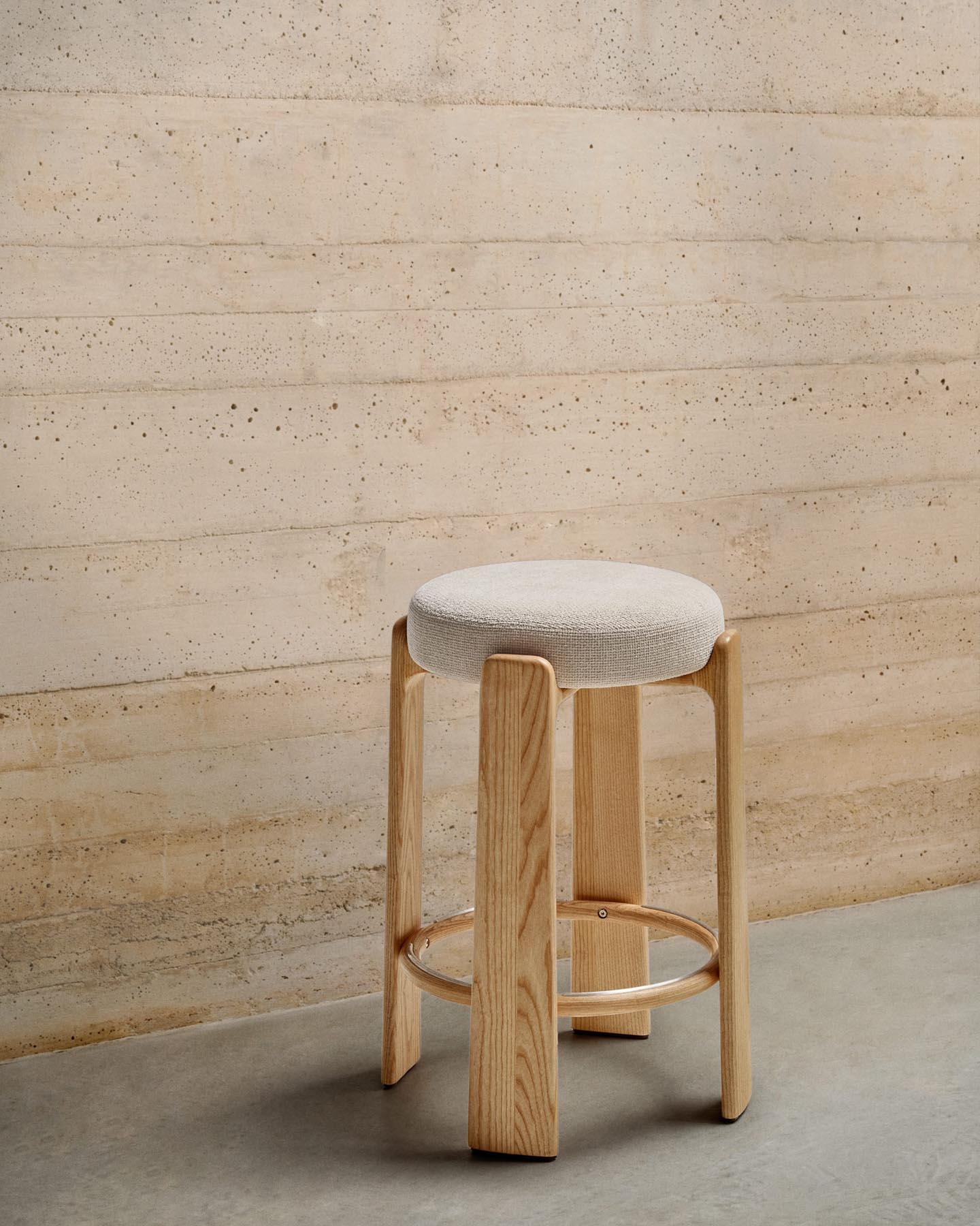 Entdecken Sie den Hocker Granite von Kave Home: Eleganz aus beigefarbener Chenille und FSC-zertifiziertem Eschenholz, ideal für jeden Raum.