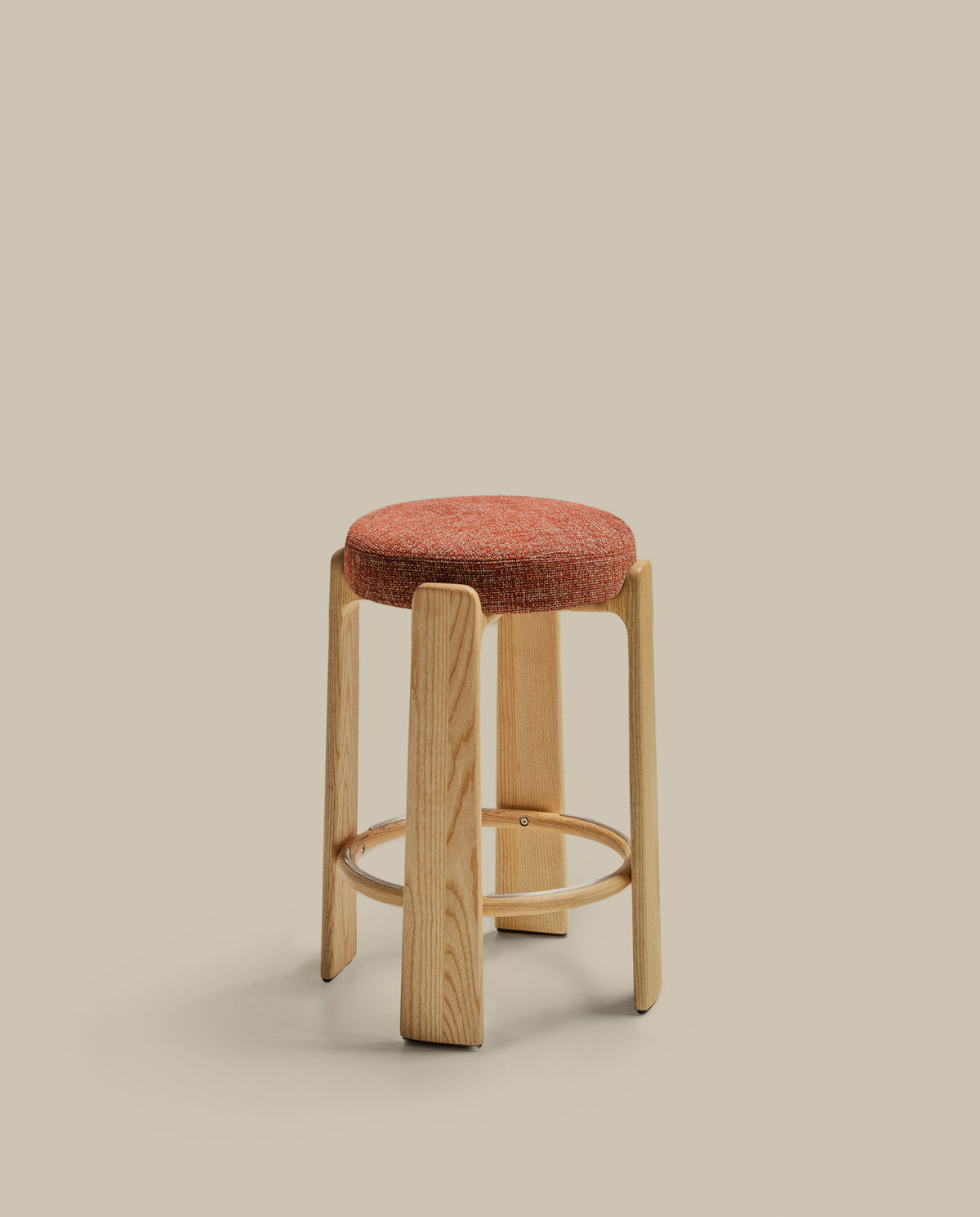 Hocker Granite, schwer entflammbar, aus terrakottafarbener Chenille und massivem Eschenholz mit naturfarbener Oberfläche, FSC 100 %, 75 cm in Terrakotta präsentiert im Onlineshop von KAQTU Design AG. Barhocker ist von Kave Home