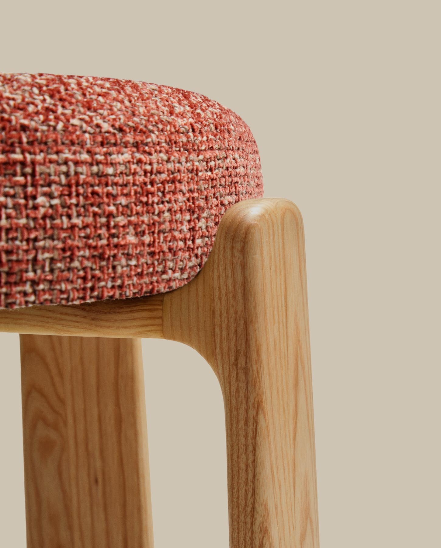 Hocker Granite, schwer entflammbar, aus terrakottafarbener Chenille und massivem Eschenholz mit naturfarbener Oberfläche, FSC 100 %, 75 cm in Terrakotta präsentiert im Onlineshop von KAQTU Design AG. Barhocker ist von Kave Home