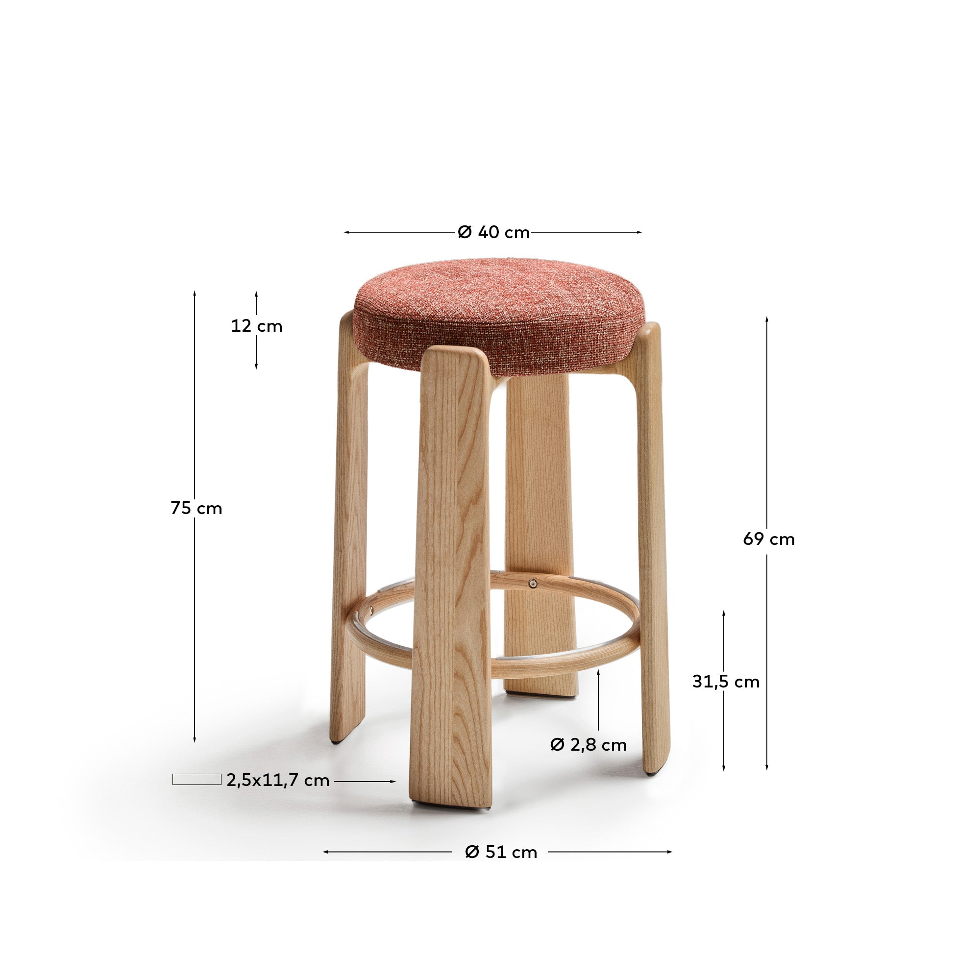 Hocker Granite, schwer entflammbar, aus terrakottafarbener Chenille und massivem Eschenholz mit naturfarbener Oberfläche, FSC 100 %, 75 cm in Terrakotta präsentiert im Onlineshop von KAQTU Design AG. Barhocker ist von Kave Home
