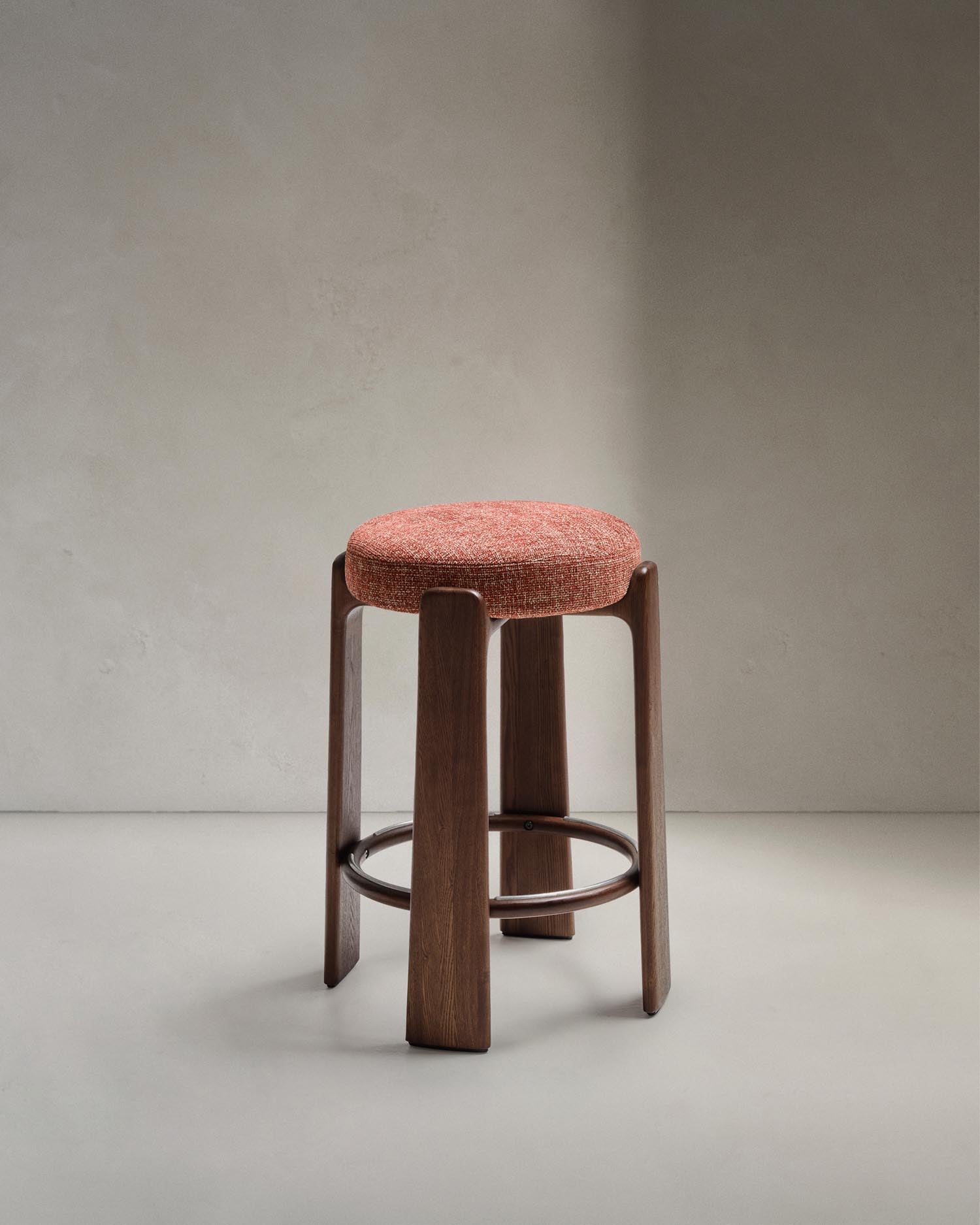 Hocker Granite aus grüner Chenille und massivem Eschenholz mit terrakottafarbenem Finish, FSC 100%, 75 cm in Terrakotta präsentiert im Onlineshop von KAQTU Design AG. Barstuhl ist von Kave Home