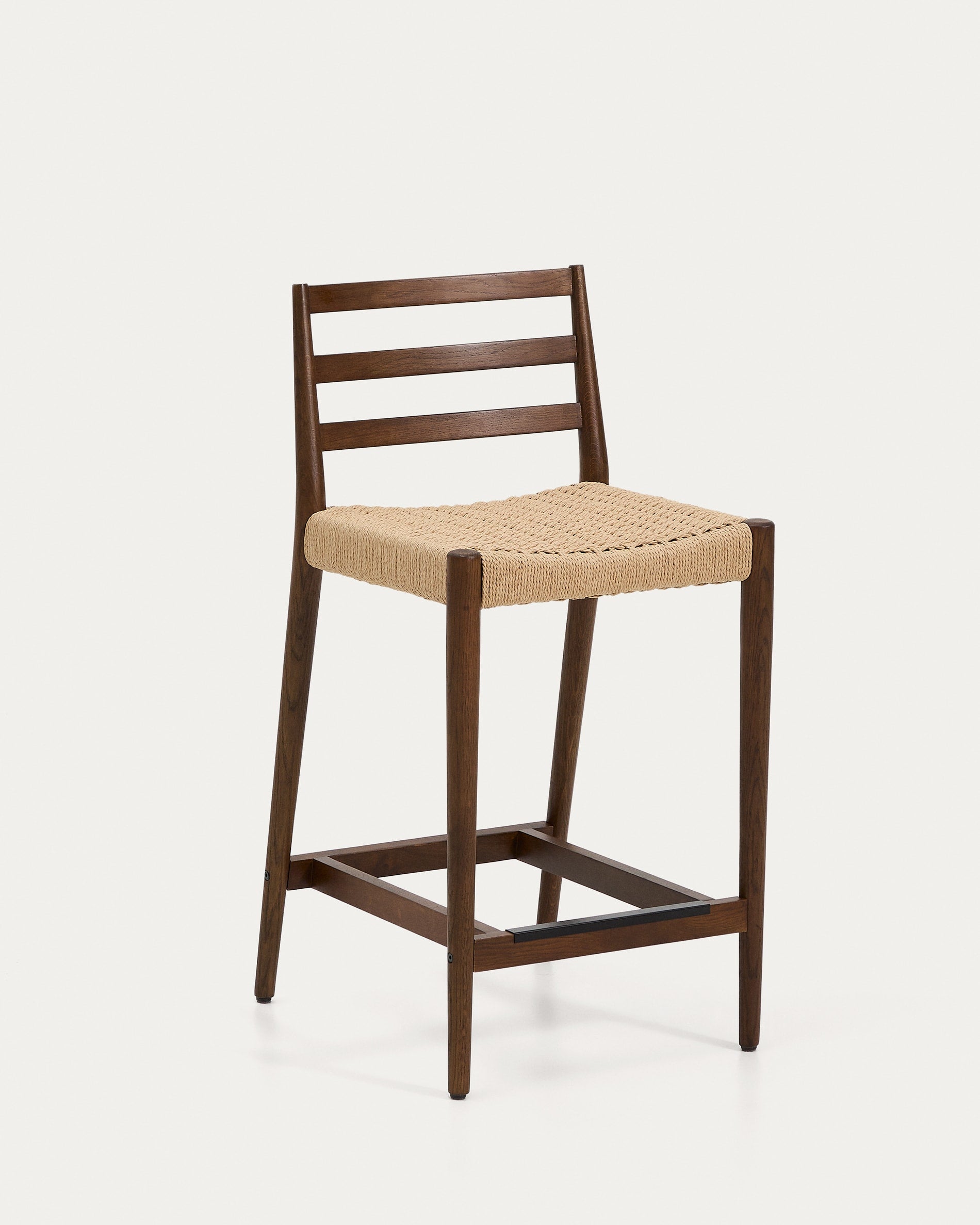 Analy Barhocker mit Rückenlehne aus massivem Eichenholz mit Nussbaum-Finish und Sitzfläche in Braun präsentiert im Onlineshop von KAQTU Design AG. Barhocker ist von Kave Home