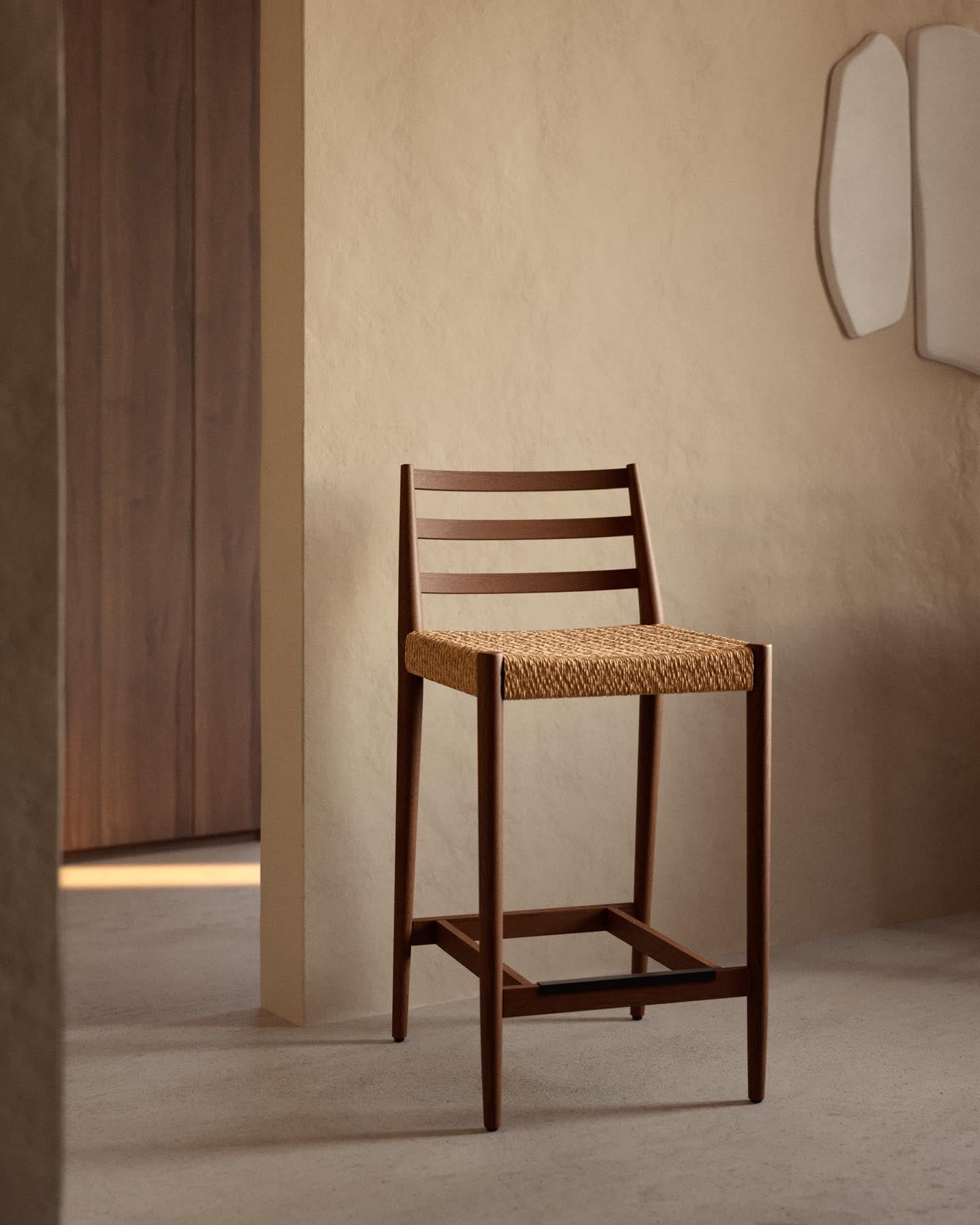 Analy Barhocker mit Rückenlehne aus massivem Eichenholz mit Nussbaum-Finish und Sitzfläche in Braun präsentiert im Onlineshop von KAQTU Design AG. Barhocker ist von Kave Home