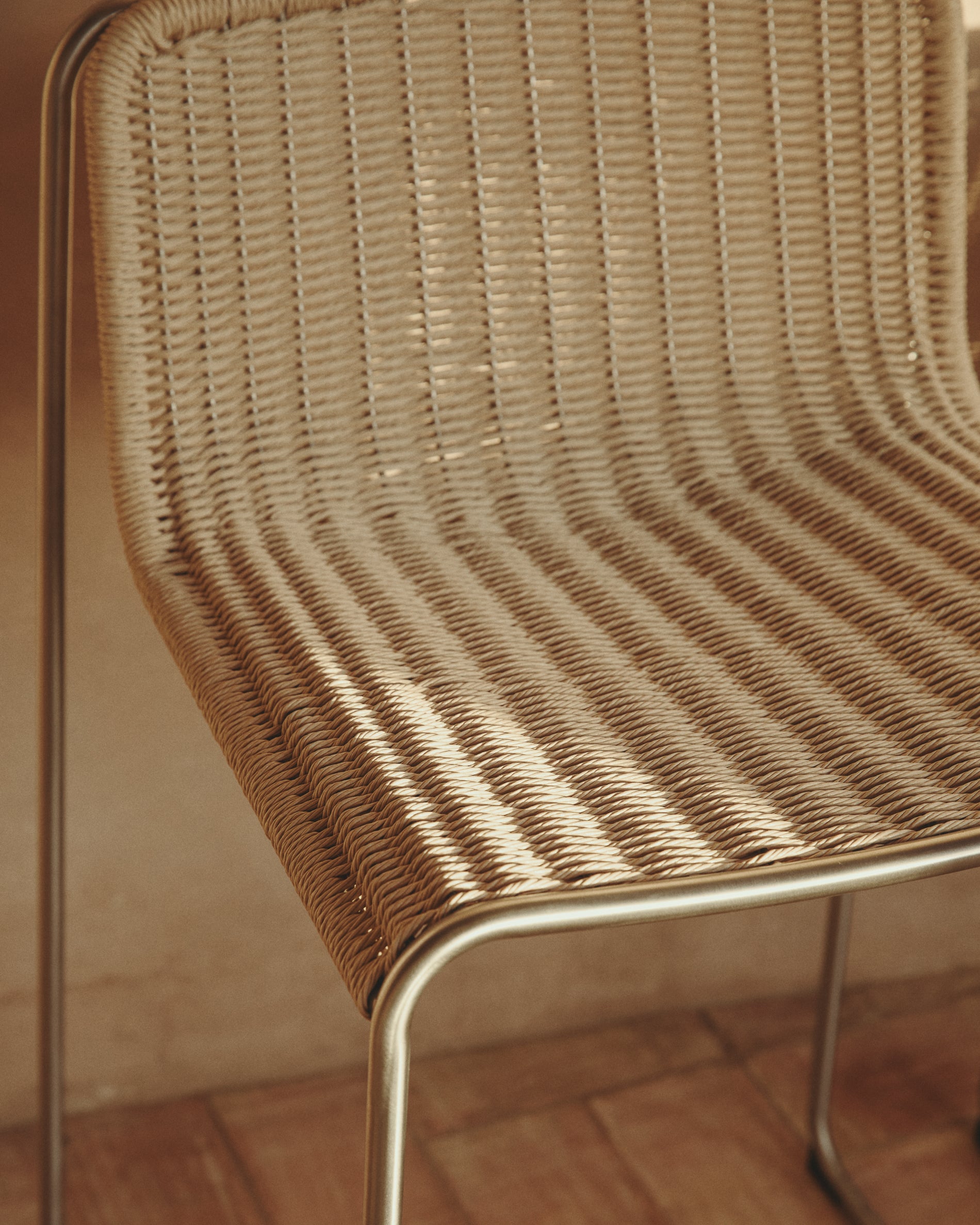 Stapelhocker Tavari aus beigefarbenem Synthetikseil und Edelstahl in gebürsteter Optik, 65 cm in Beige präsentiert im Onlineshop von KAQTU Design AG. Hocker Outdoor ist von Kave Home