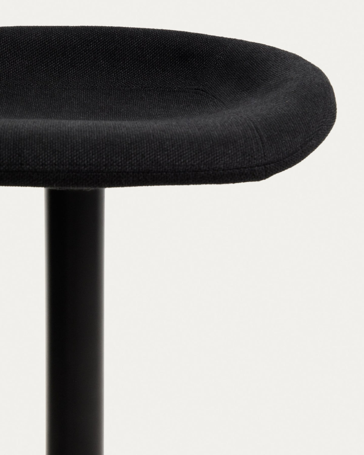 Drehbarer Hocker Danua mit schwarzem Chenillebezug, gepolstertem Sitz und mattschwarzem Stahlgestell, höhenverstellbar.