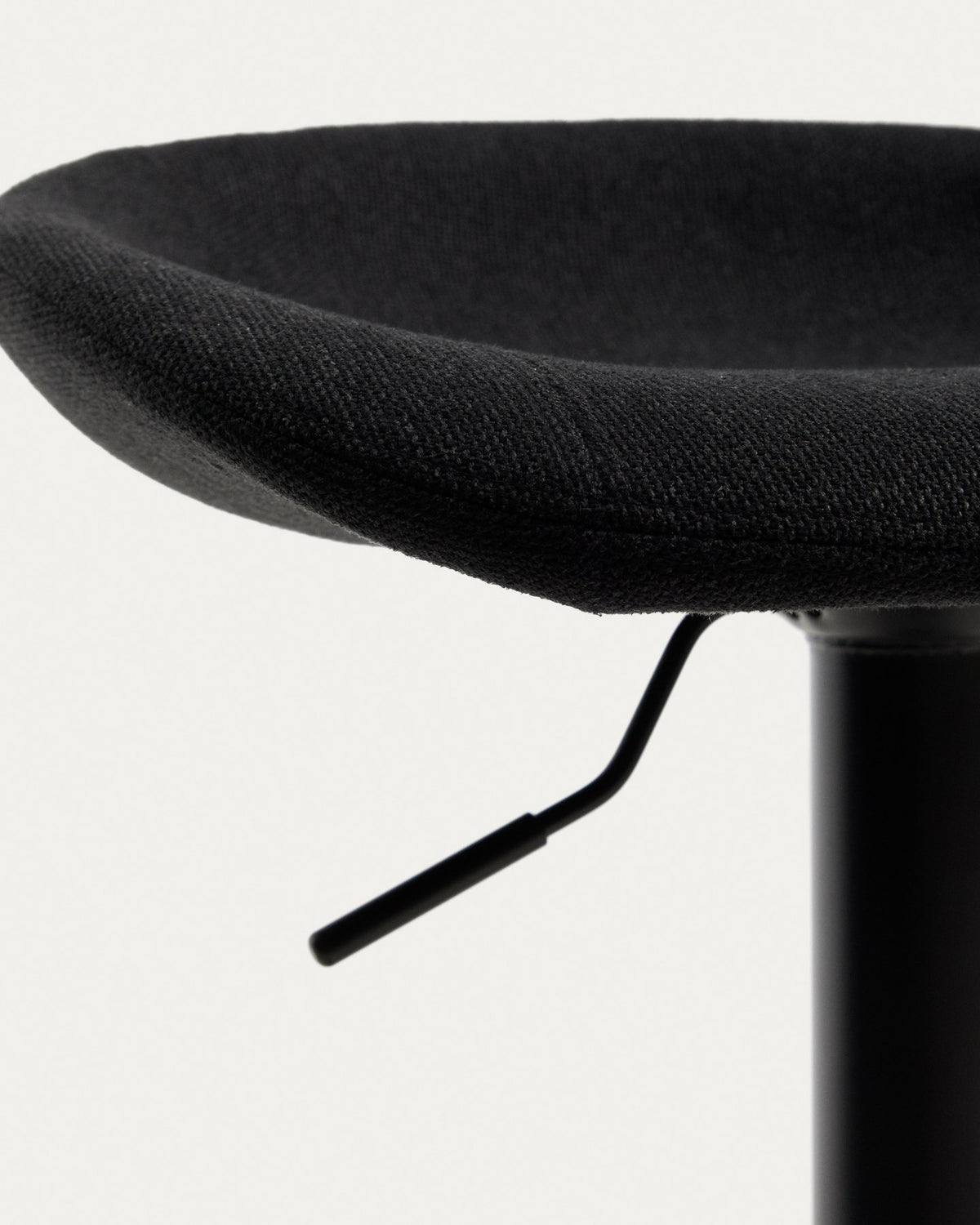 Drehbarer Hocker Danua mit schwarzem Chenillebezug, gepolstertem Sitz und mattschwarzem Stahlgestell, höhenverstellbar.