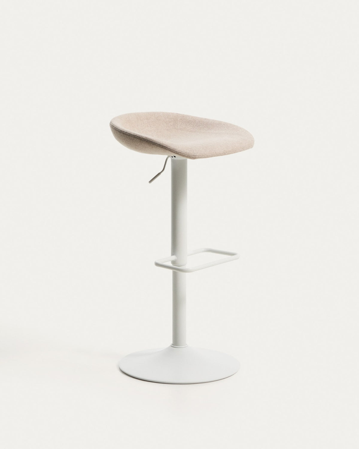Runder Hocker mit beigem Chenillebezug, gepolstertem Sitz und mattweissem Stahlgestell mit rundem Fussring, freigestellt fotografiert.