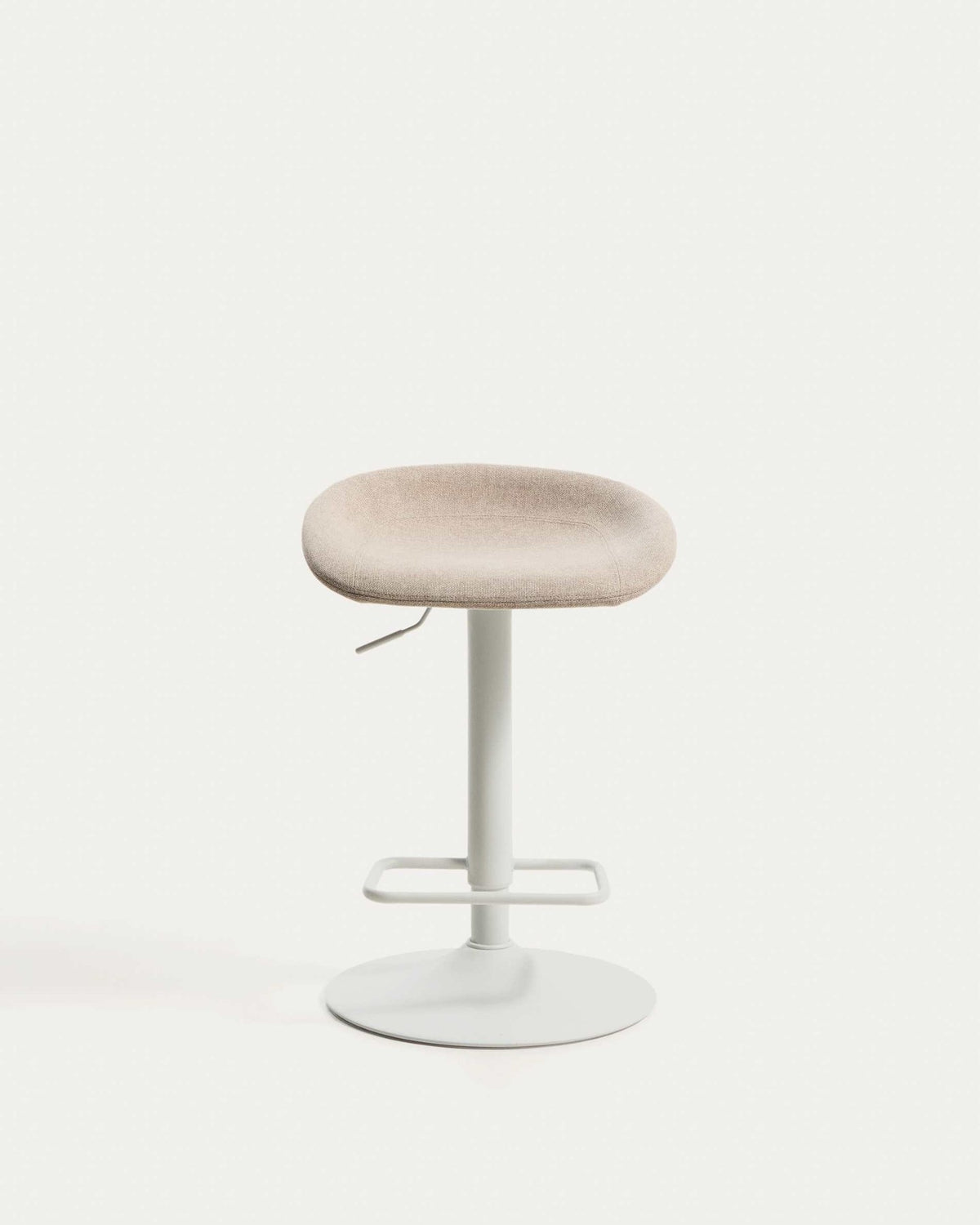 Runder Hocker mit beigem Chenillebezug, gepolstertem Sitz und mattweissem Stahlgestell mit rundem Fussring, freigestellt fotografiert.