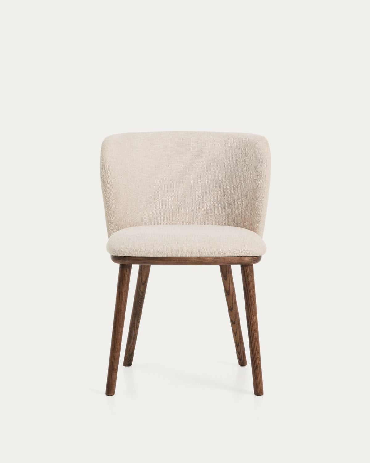 Stuhl Ciselia mit beigem Chenillebezug, gepolsterter Sitzfläche und Rückenlehne sowie Beinen aus massivem Eschenholz mit Walnuss-Finish.