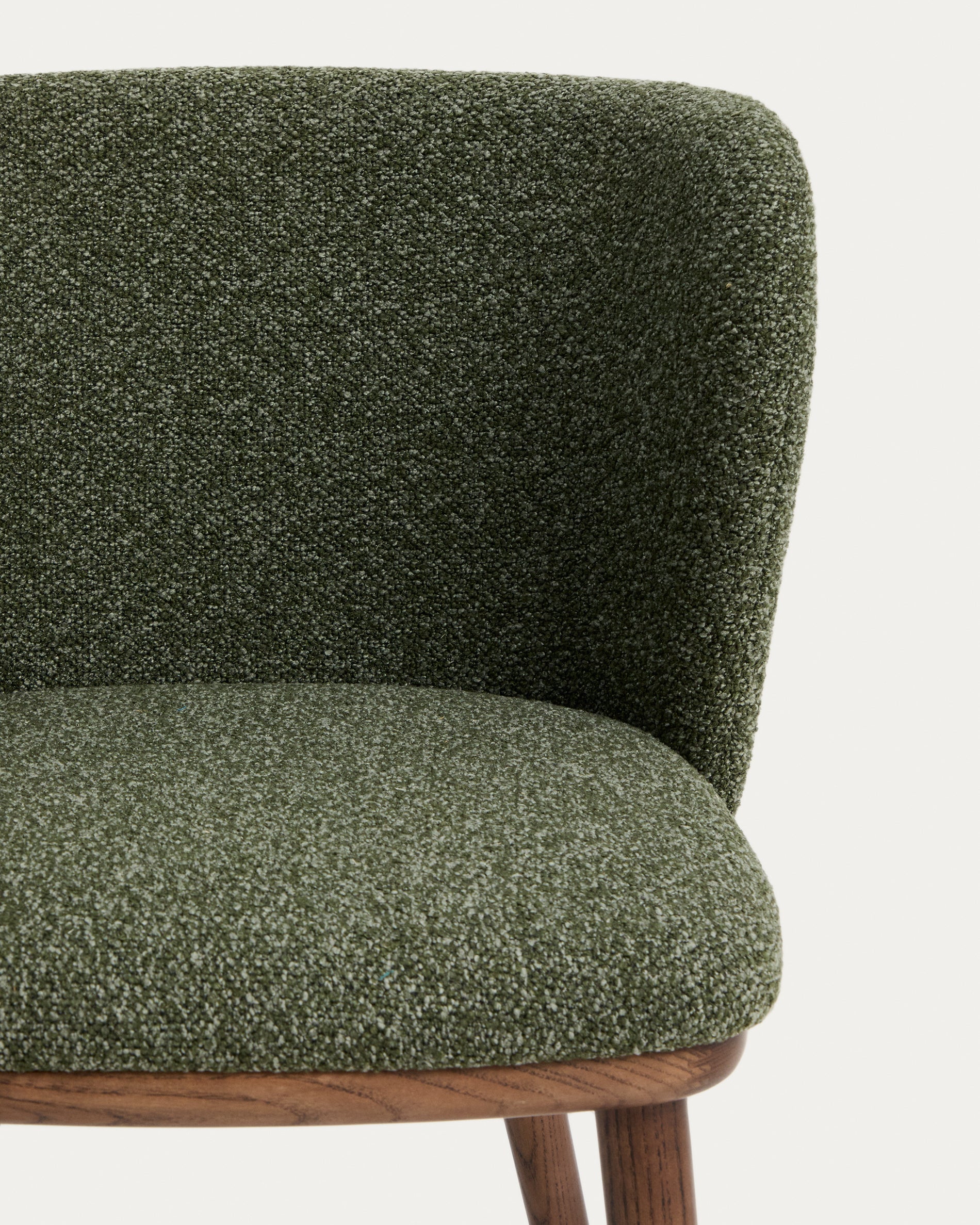 Stilvoller Hocker Ciselia in tiefgrünem Chenille, mit robusten Eschenholzbeinen in Walnussholz-Optik, ideal für moderne Barbereiche.