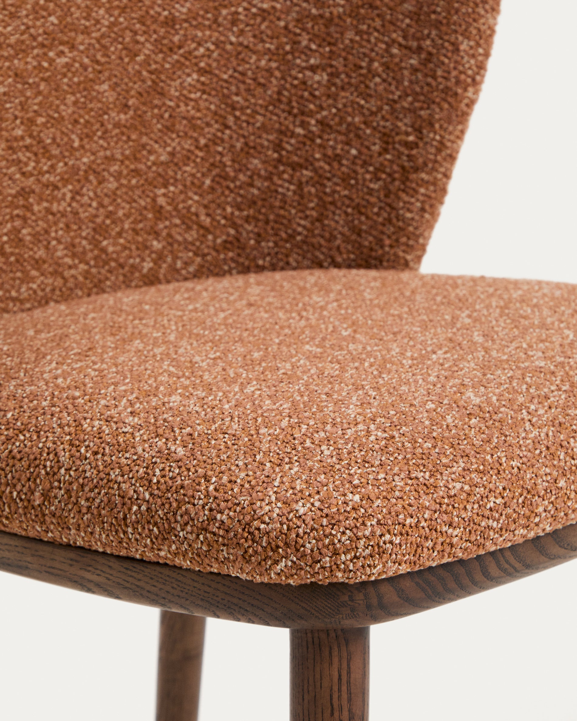 Eleganter Hocker Ciselia in terrakottafarbenem Chenille, ausgestattet mit stabilen Eschenholzbeinen in Walnussoptik, ideal für stilvolle Bars.