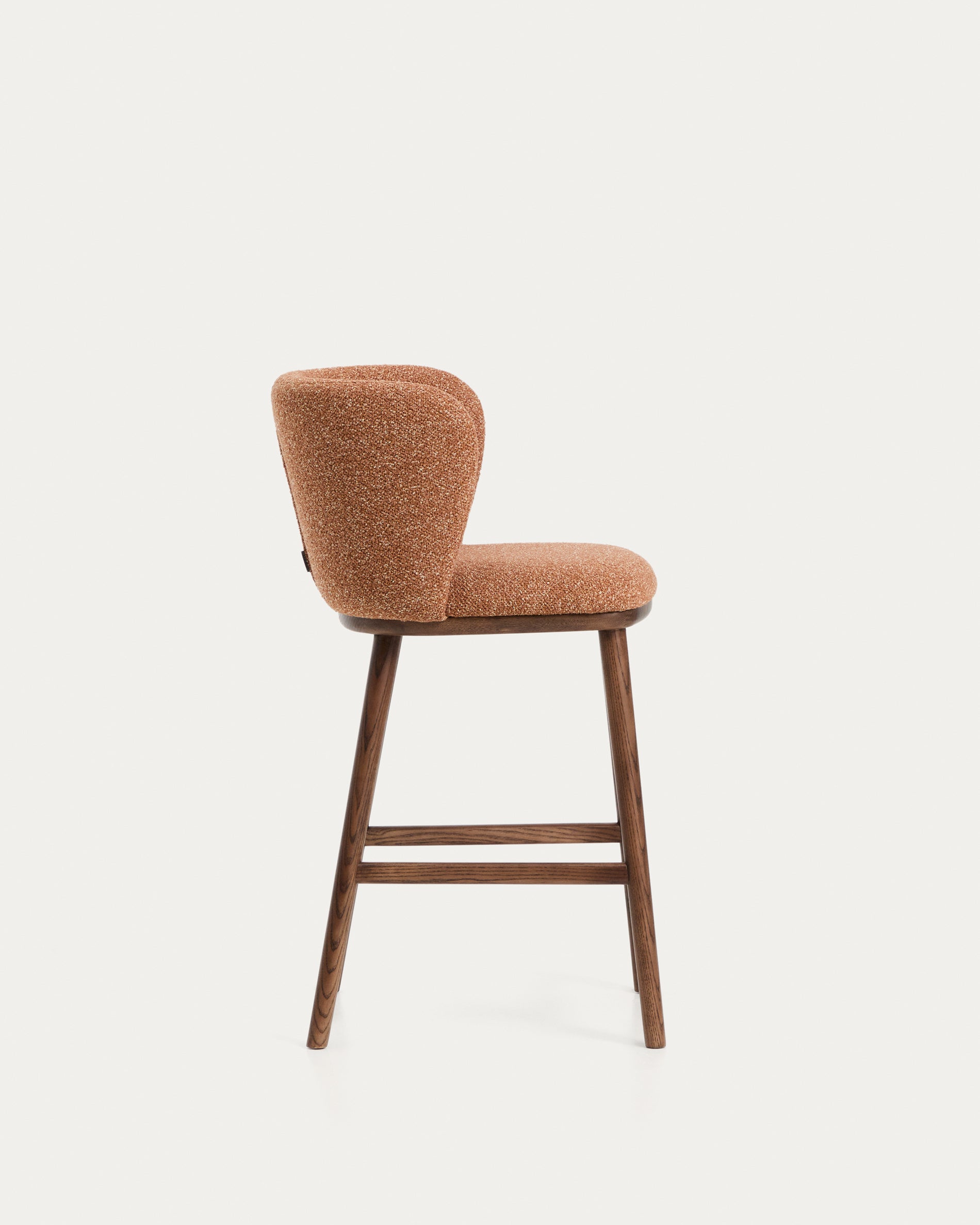 Eleganter Hocker Ciselia in warmem Terrakotta-Chenille, mit stabilen Eschenholzbeinen in Walnussoptik, ideal für stilvolle Barbereiche.