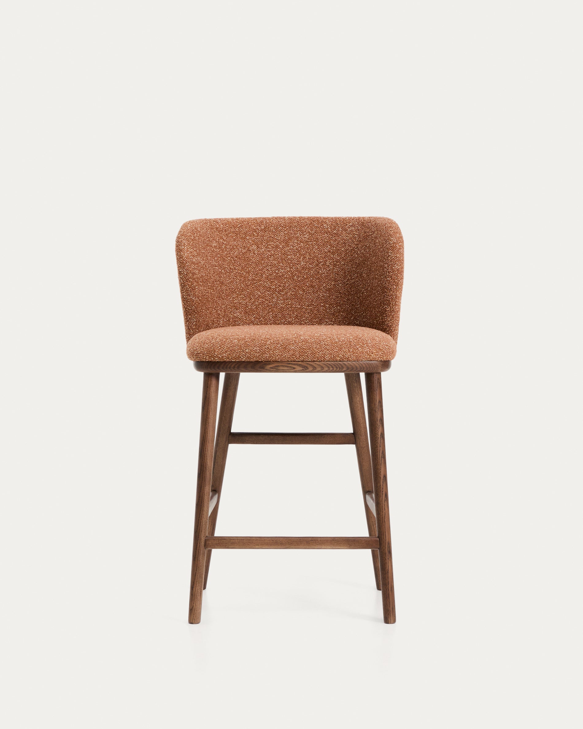 Eleganter Hocker Ciselia in terrakottafarbenem Chenille, ausgestattet mit stabilen Eschenholzbeinen in Walnussoptik, ideal für stilvolle Bars.