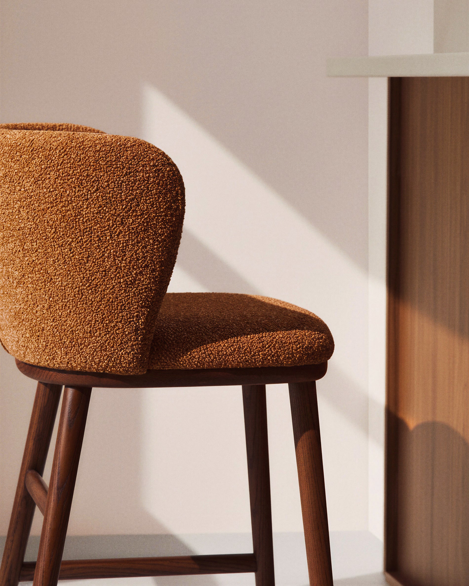 Stylischer Hocker Ciselia in terrakottafarbener Chenille, ausgestattet mit robusten Eschenholzbeinen, perfekt für moderne Wohnräume.
