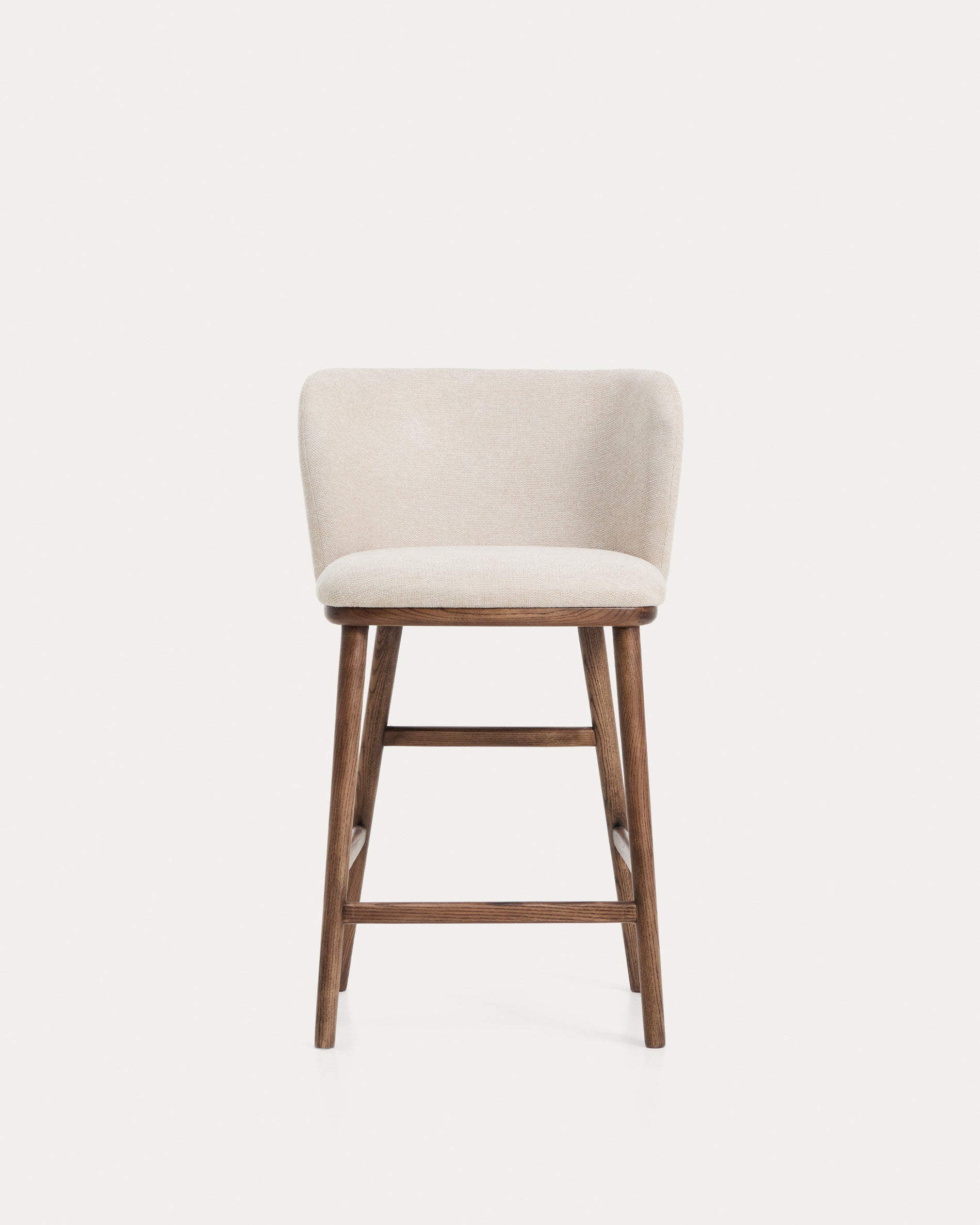 Eleganter Hocker Ciselia in beigem Chenille, ausgestattet mit stabilen Eschenholzbeinen in edler Walnussholz-Färbung, ideal für stilvolle Bars.