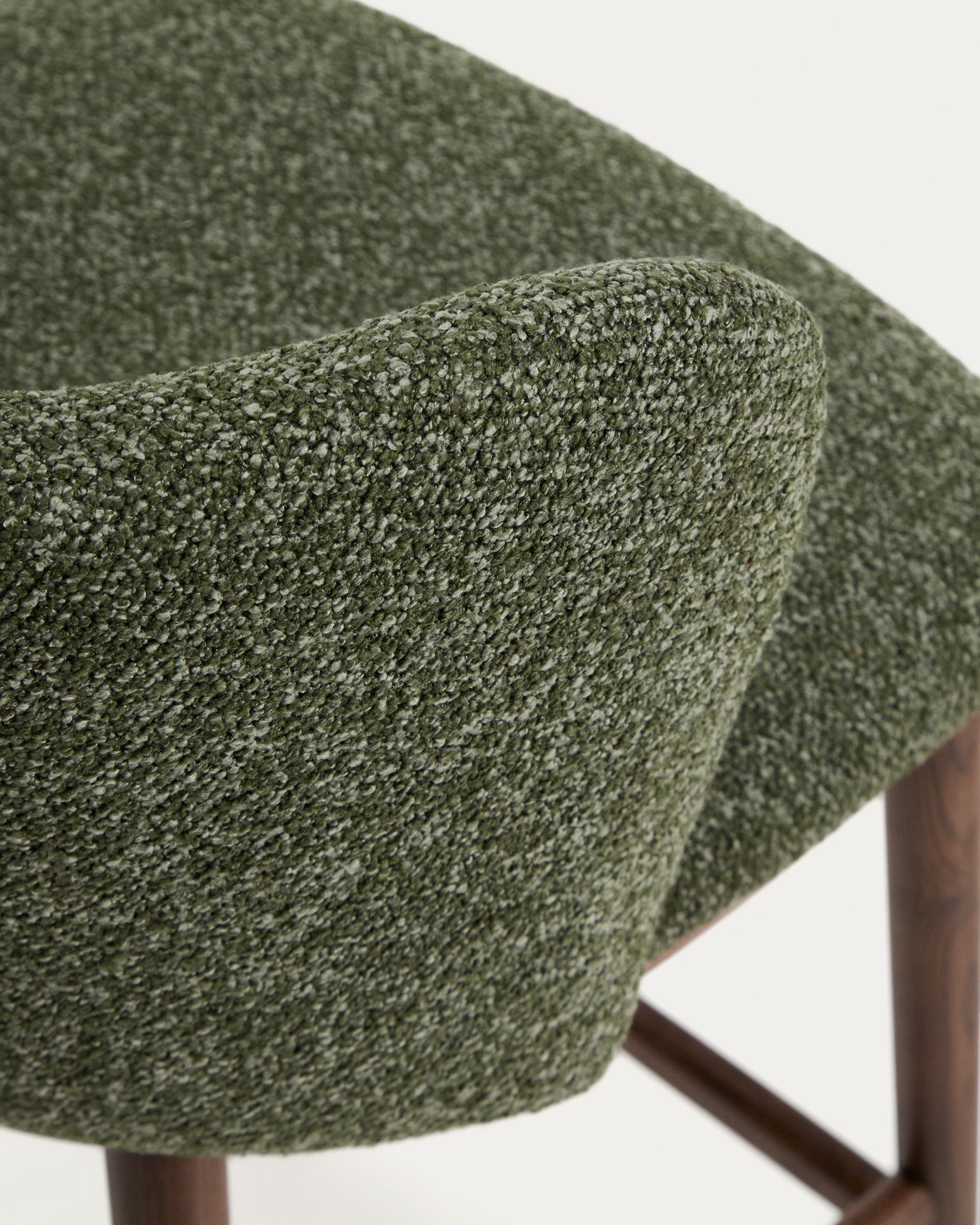 Stilvoller Hocker Ciselia in tiefgrünem Chenille, mit robusten Eschenholzbeinen in edler Walnussholzfarbe, perfekt für moderne Barbereiche.