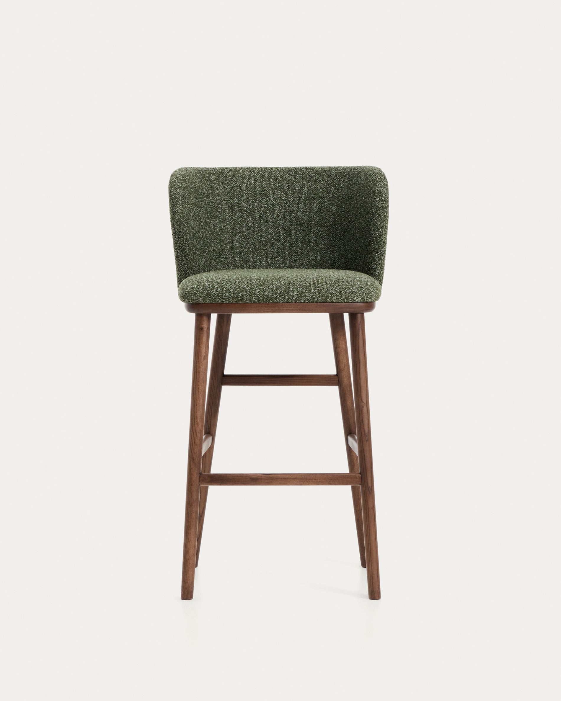 Eleganter Hocker Ciselia aus dickem, dunkelgrünem Chenille, ausgestattet mit stabilen Eschenholzbeinen in Walnussholzoptik, ideal für stilvolle Sitzgelegenheiten.