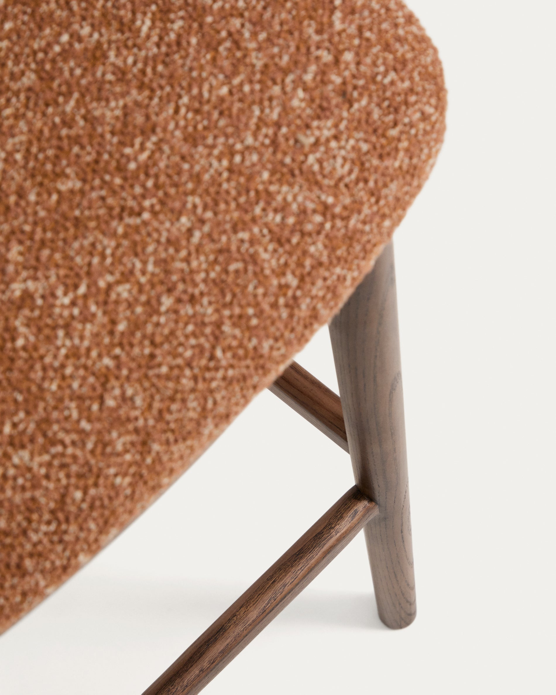 Eleganter Hocker Ciselia aus weichem, terrakottafarbenem Chenille, ausgestattet mit stabilen Eschenholzbeinen in Walnussholz-Optik, ideal für stilvolle Bars.