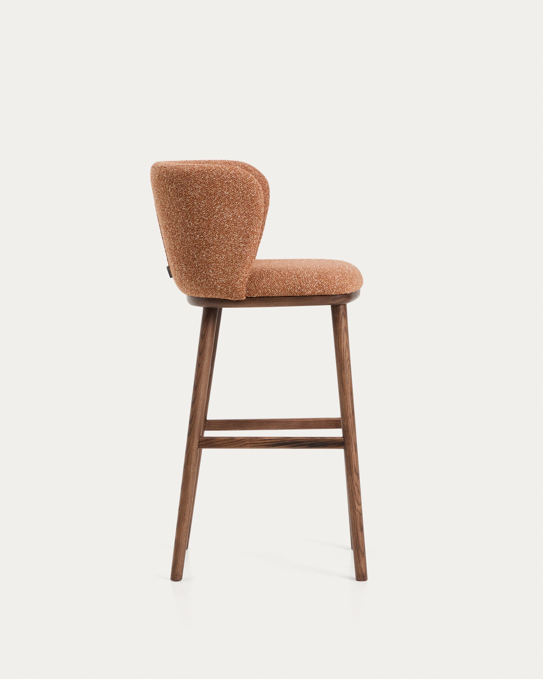 Eleganter Hocker Ciselia in terrakottafarbenem Chenille, ausgestattet mit stabilen Eschenholzbeinen in Walnussholz-Optik, ideal für jede Bar.