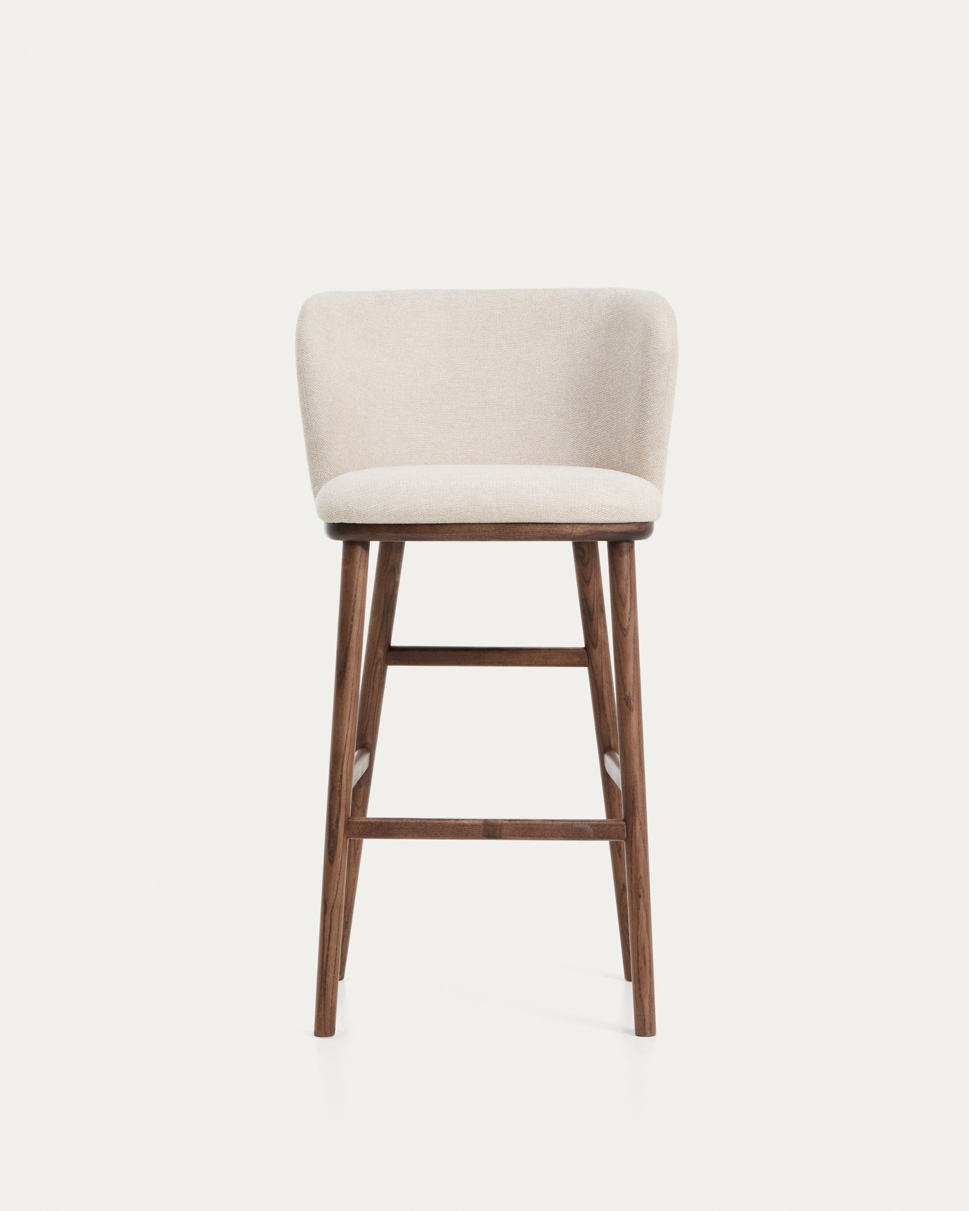 Eleganter Hocker Ciselia in beigem Chenille, ausgestattet mit stabilen Eschenholzbeinen in Walnussholzoptik, ideal für stilvolle Sitzgelegenheiten.