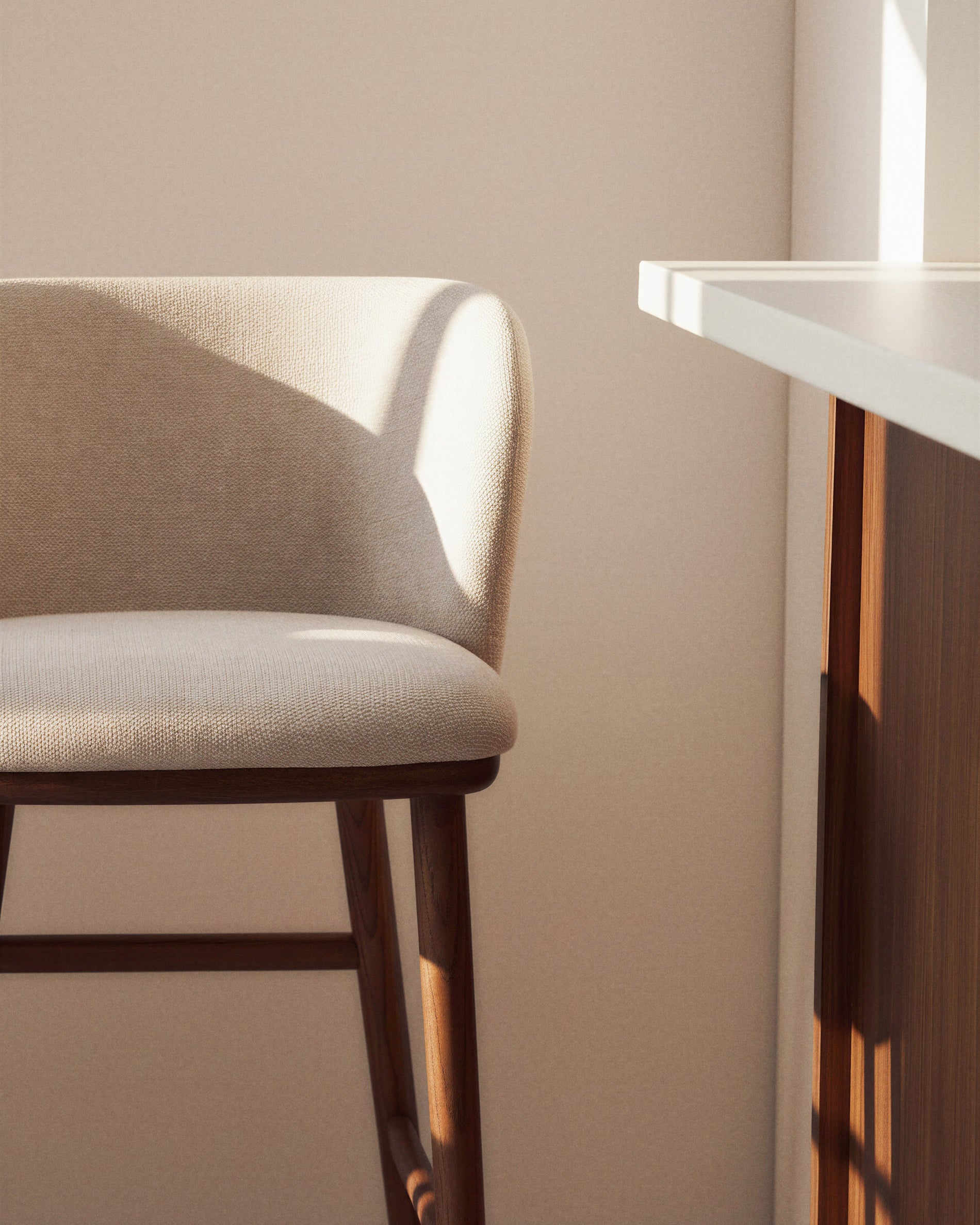 Beiger Chenille-Hocker Ciselia mit robusten Eschenholzbeinen in Walnussholzfarbe, perfekt für moderne Bar- und Wohnbereiche.