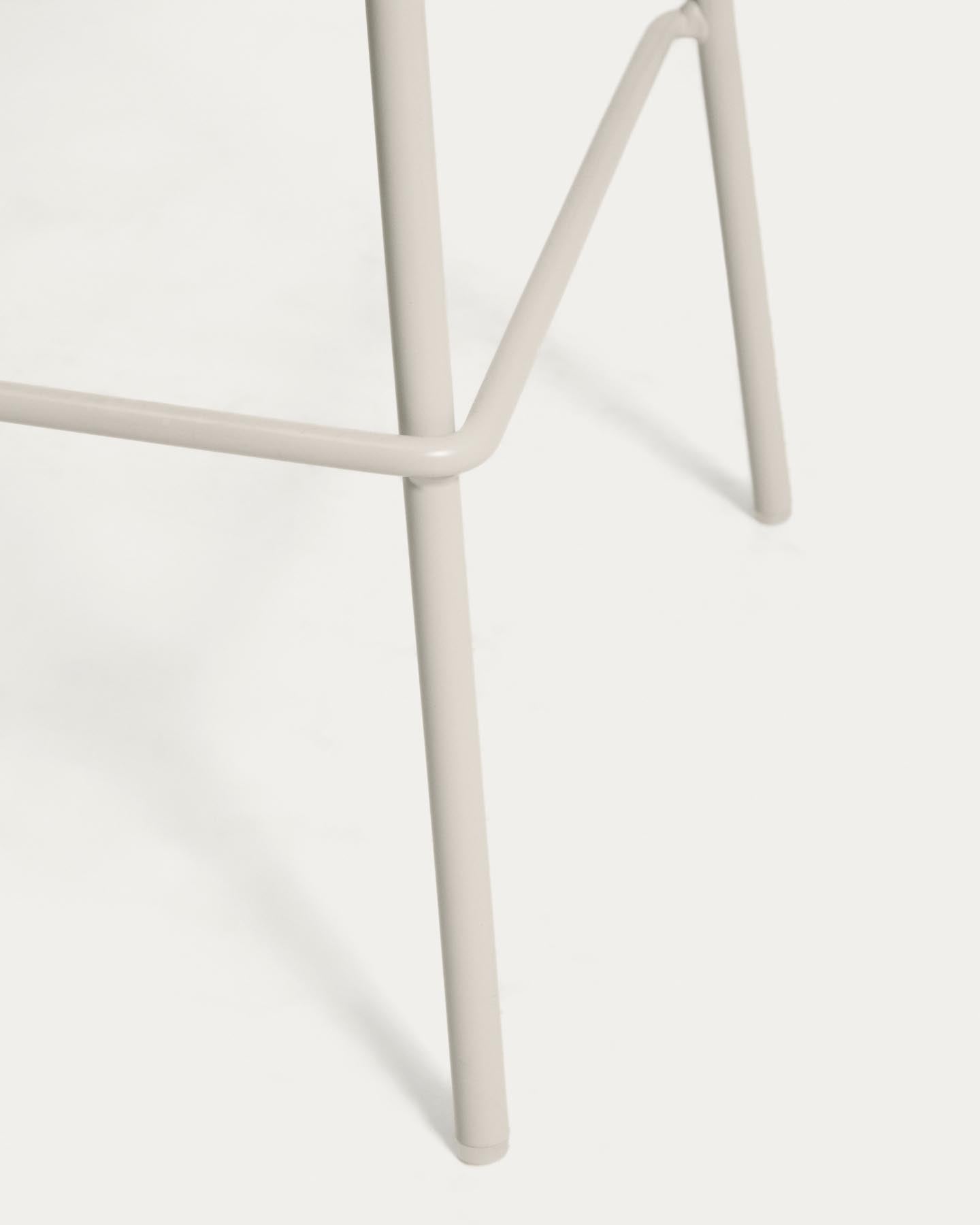 Beiger Hocker Altea mit Stahlbeinen mit beigem Finish, 65 cm in Beige präsentiert im Onlineshop von KAQTU Design AG. Barhocker ist von Kave Home