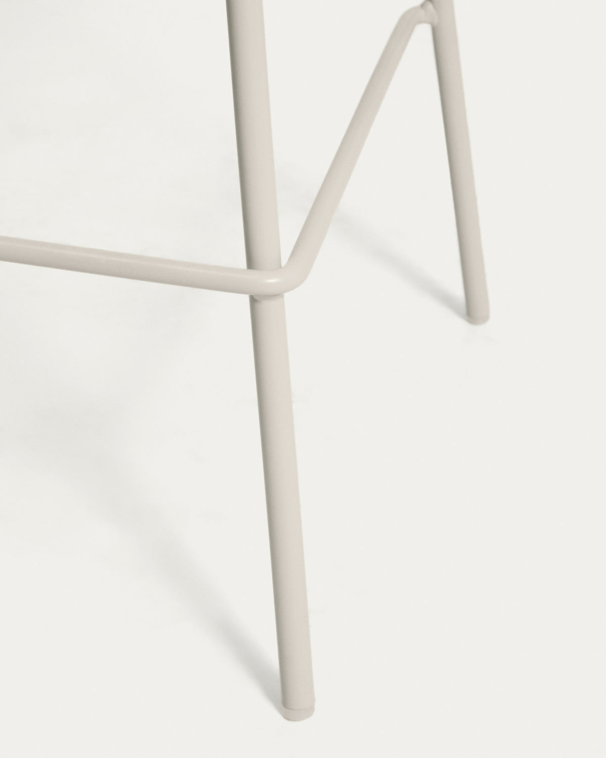Beiger Hocker Altea mit Stahlbeinen mit beigem Finish, 65 cm in Beige präsentiert im Onlineshop von KAQTU Design AG. Barhocker ist von Kave Home