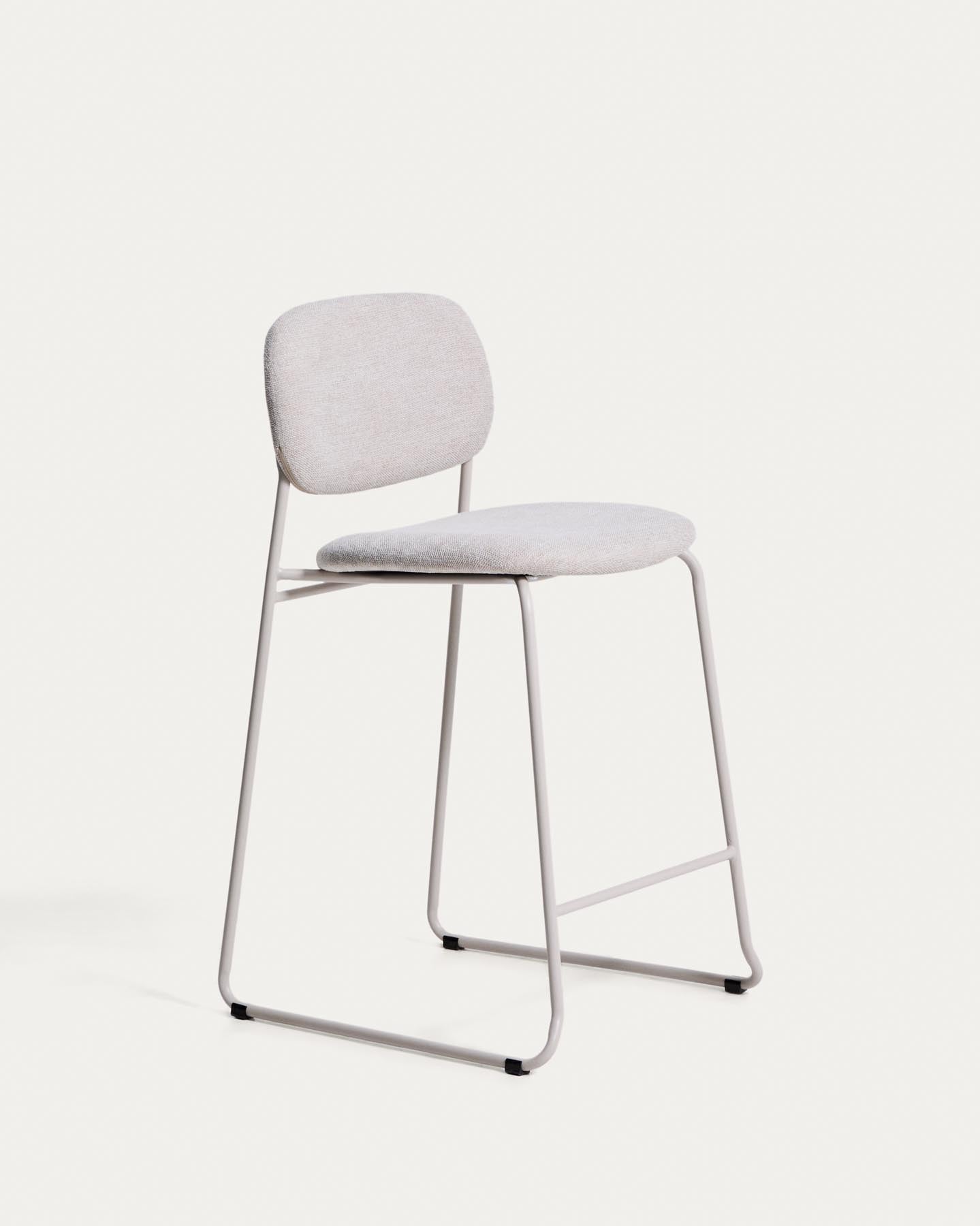 Stapelbarer Hocker Meli mit beiger Chenille und Beinen aus beigem Metall, FSC Mix Credit, 65 cm in Beige präsentiert im Onlineshop von KAQTU Design AG. Barhocker ist von Kave Home
