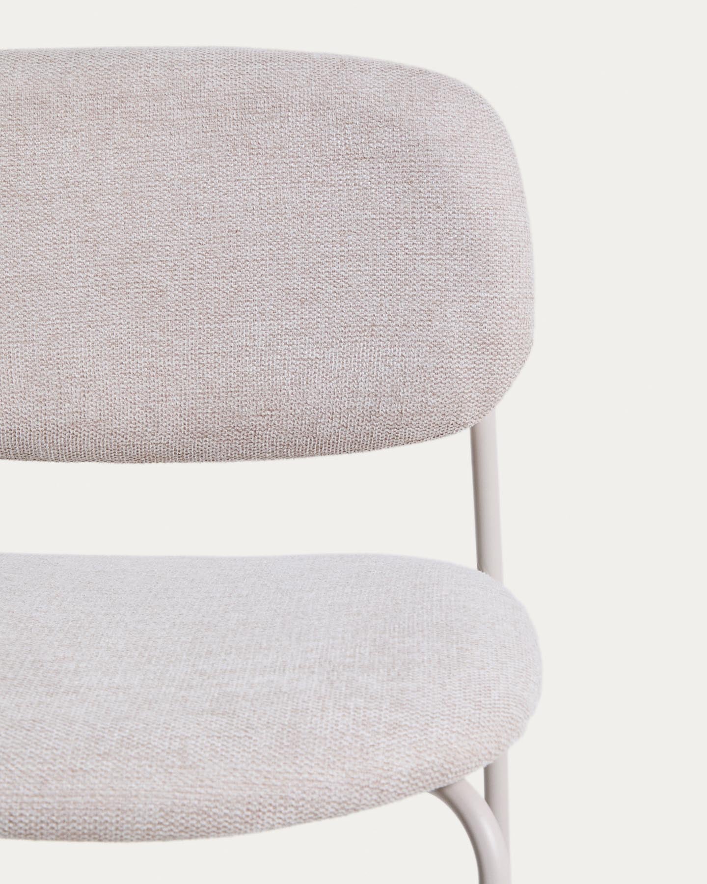 Stapelbarer Hocker Meli mit beiger Chenille und Beinen aus beigem Metall, FSC Mix Credit, 65 cm in Beige präsentiert im Onlineshop von KAQTU Design AG. Barhocker ist von Kave Home