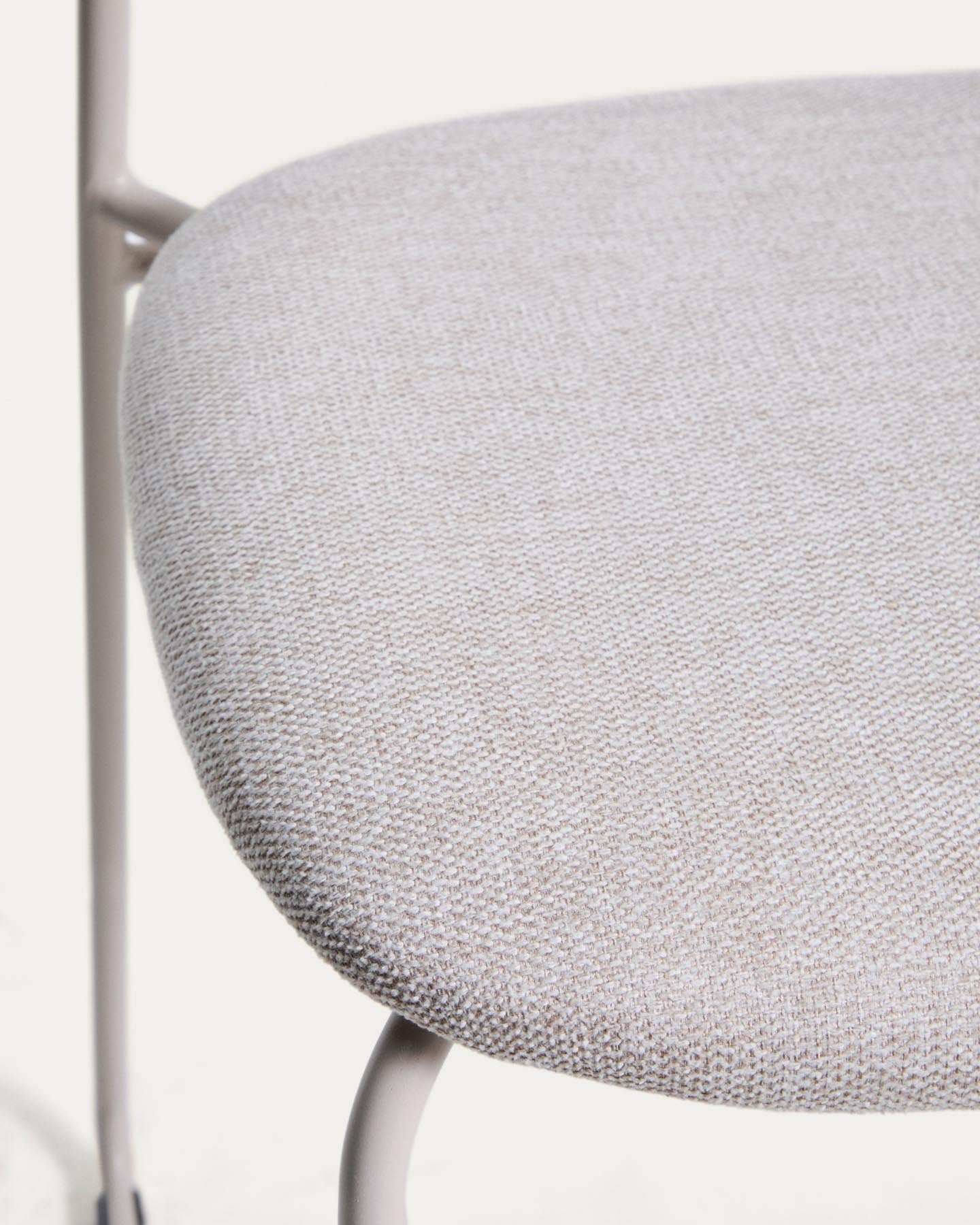 Stapelbarer Hocker Meli mit beiger Chenille und Beinen aus beigem Metall, FSC Mix Credit, 65 cm in Beige präsentiert im Onlineshop von KAQTU Design AG. Barhocker ist von Kave Home