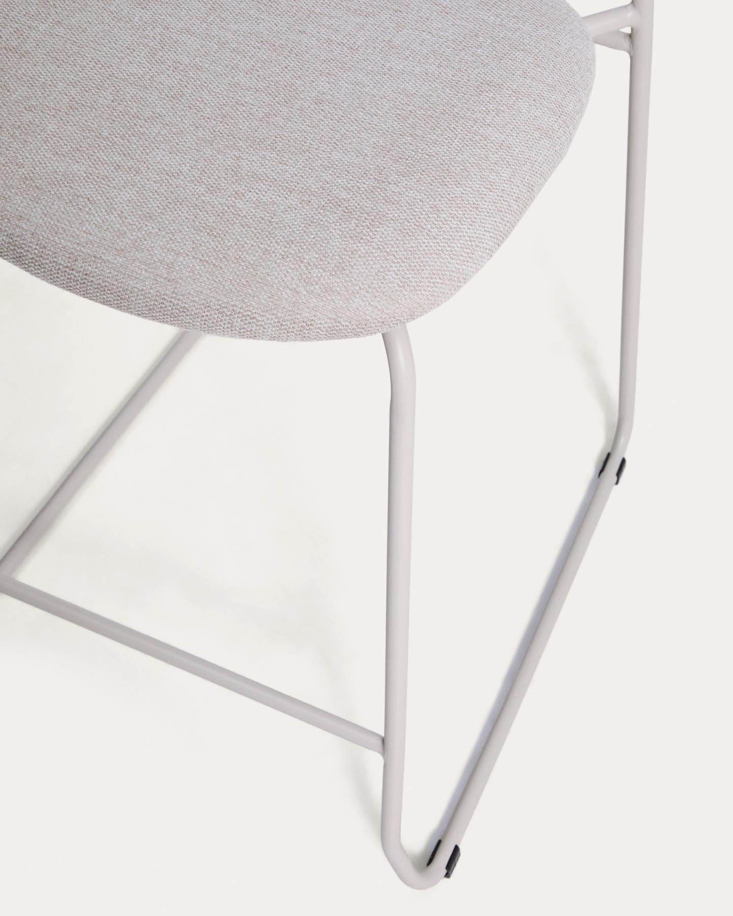 Stapelbarer Hocker Meli mit beiger Chenille und Beinen aus beigem Metall, FSC Mix Credit, 65 cm in Beige präsentiert im Onlineshop von KAQTU Design AG. Barhocker ist von Kave Home