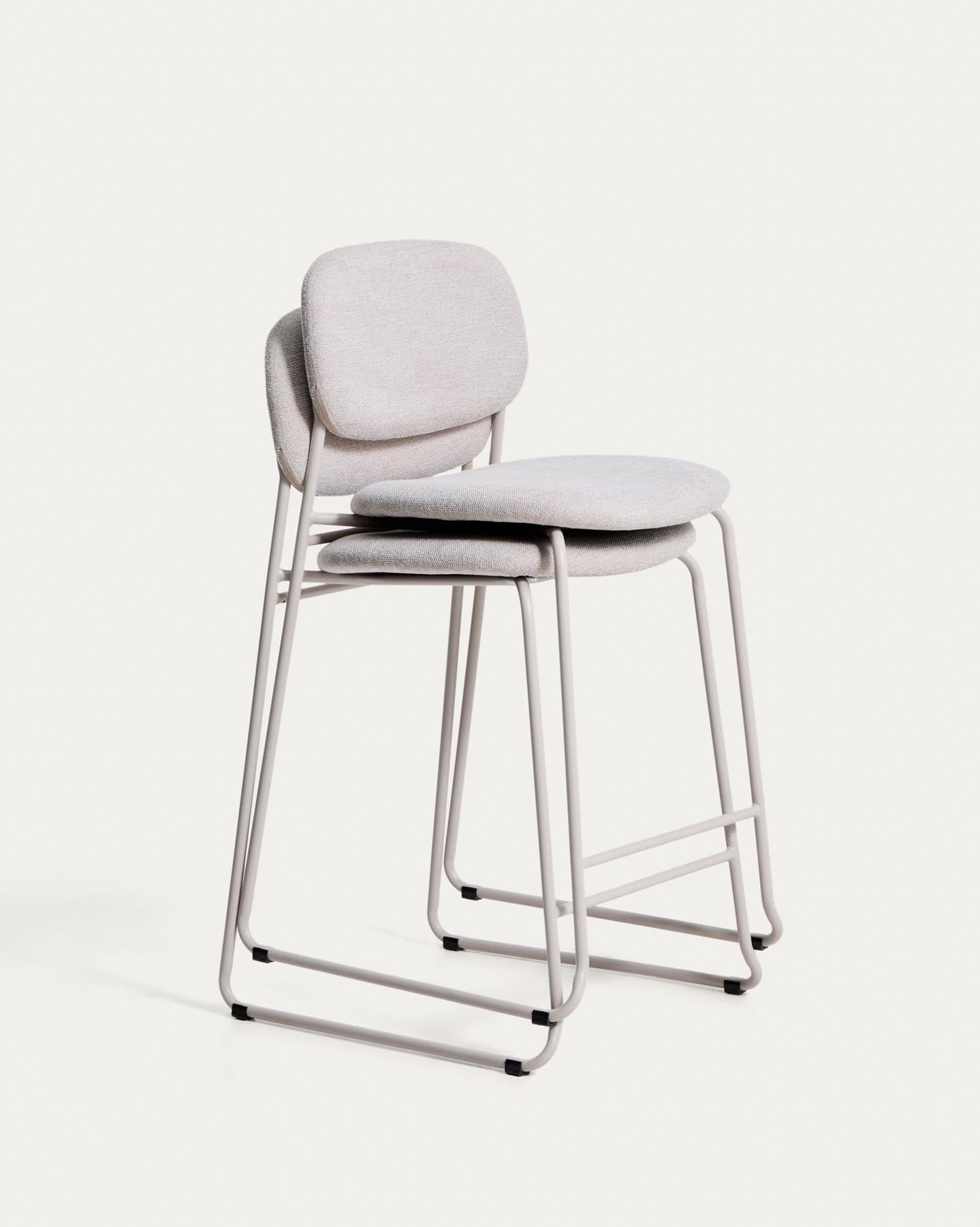 Stapelbarer Hocker Meli mit beiger Chenille und Beinen aus beigem Metall, FSC Mix Credit, 65 cm in Beige präsentiert im Onlineshop von KAQTU Design AG. Barhocker ist von Kave Home