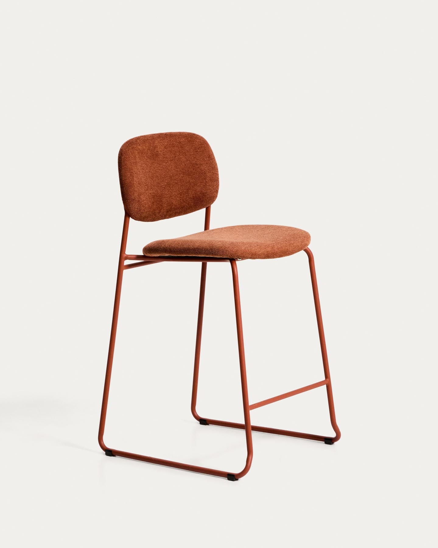 Stapelbarer Hocker Meli mit terrakottafarbener Chenille und Beinen aus terrakottafarbenem Metall, FSC Mix Credit, 65 cm in Terrakotta präsentiert im Onlineshop von KAQTU Design AG. Barhocker ist von Kave Home