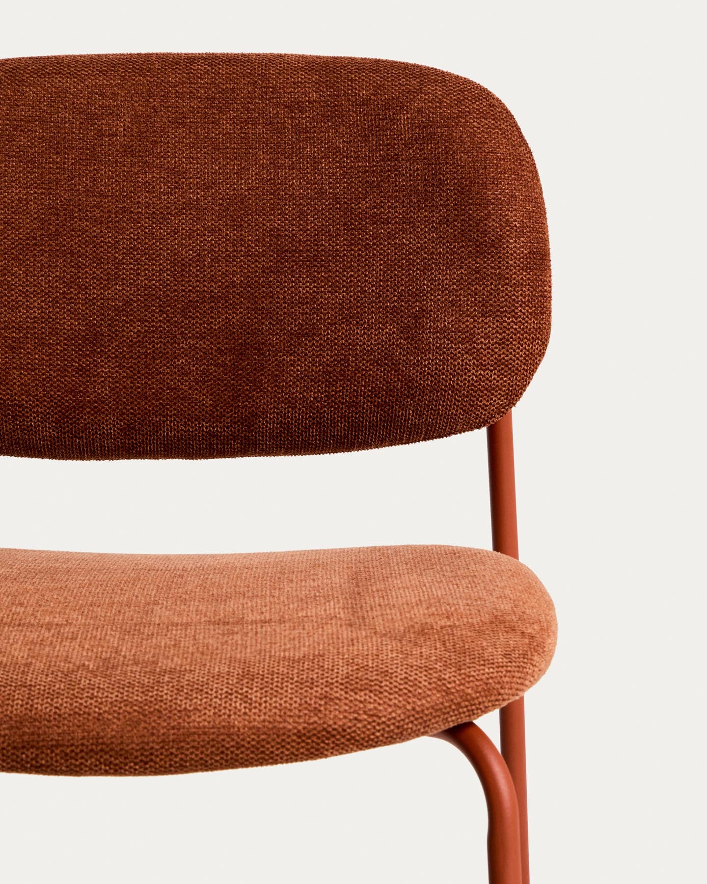 Stapelbarer Hocker Meli mit terrakottafarbener Chenille und Beinen aus terrakottafarbenem Metall, FSC Mix Credit, 65 cm in Terrakotta präsentiert im Onlineshop von KAQTU Design AG. Barhocker ist von Kave Home