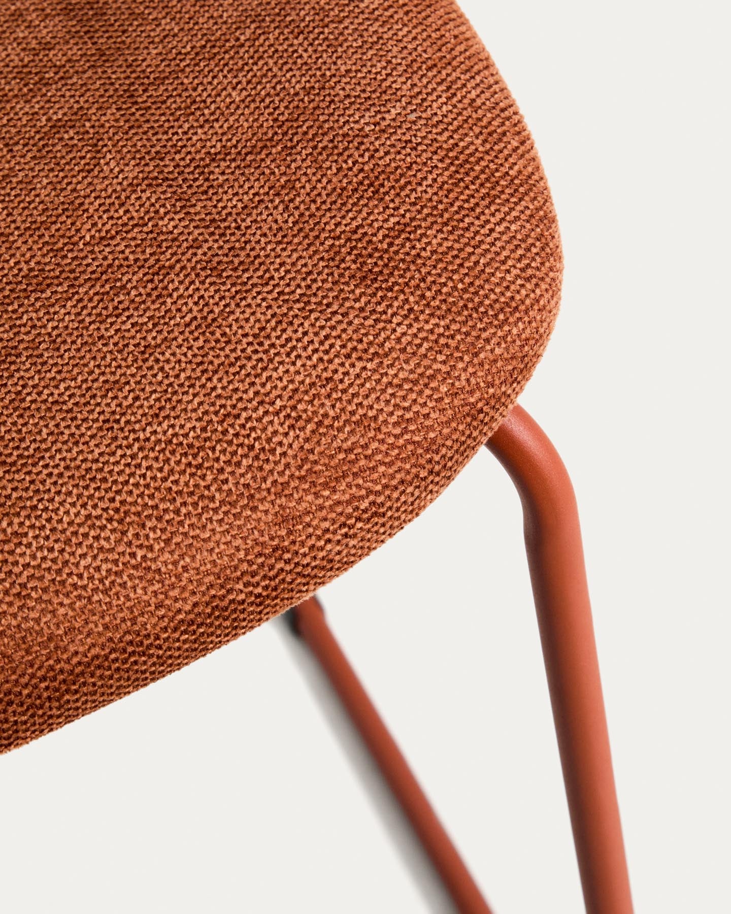 Stapelbarer Hocker Meli mit terrakottafarbener Chenille und Beinen aus terrakottafarbenem Metall, FSC Mix Credit, 65 cm in Terrakotta präsentiert im Onlineshop von KAQTU Design AG. Barhocker ist von Kave Home
