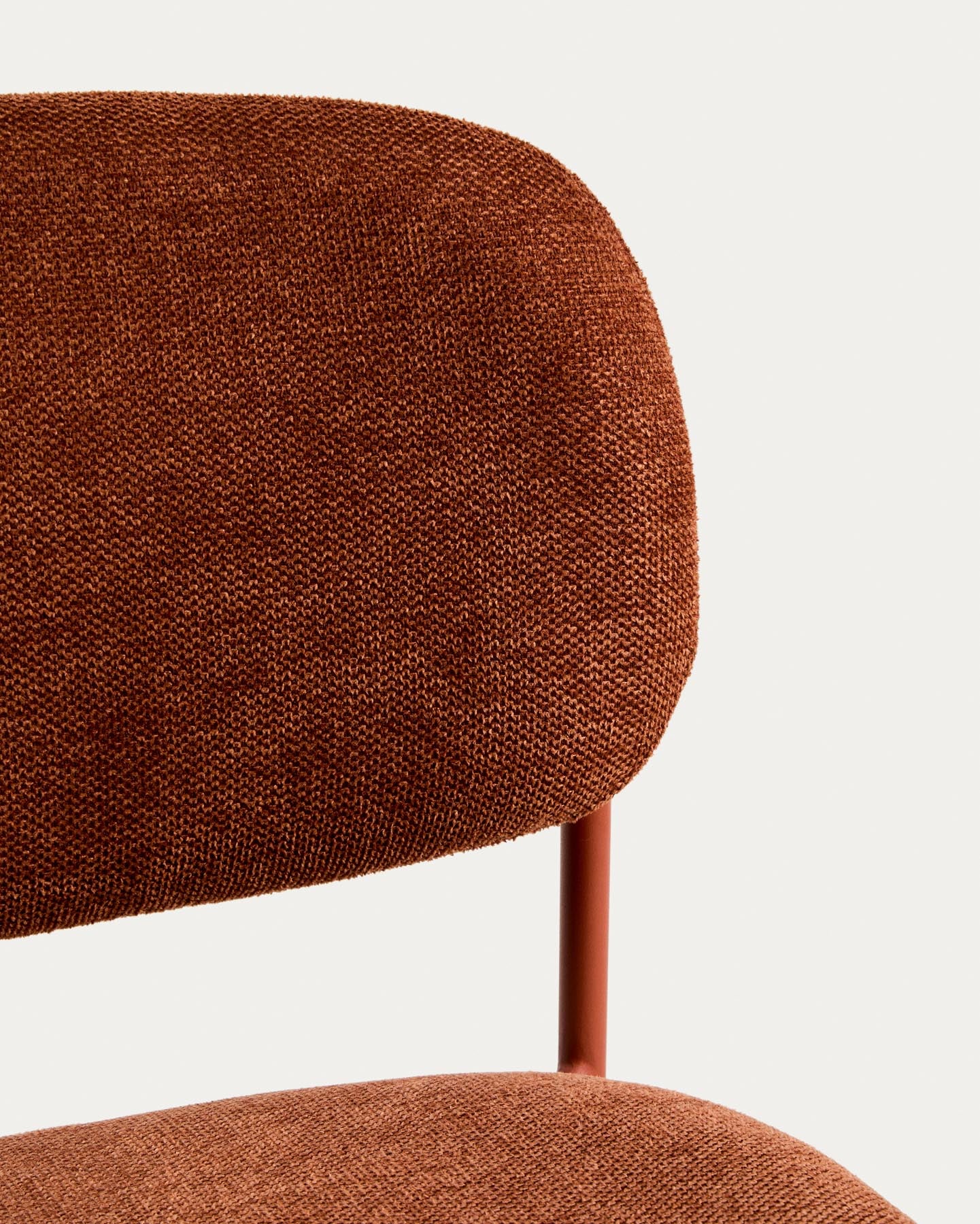 Stapelbarer Hocker Meli mit terrakottafarbener Chenille und Beinen aus terrakottafarbenem Metall, FSC Mix Credit, 65 cm in Terrakotta präsentiert im Onlineshop von KAQTU Design AG. Barhocker ist von Kave Home