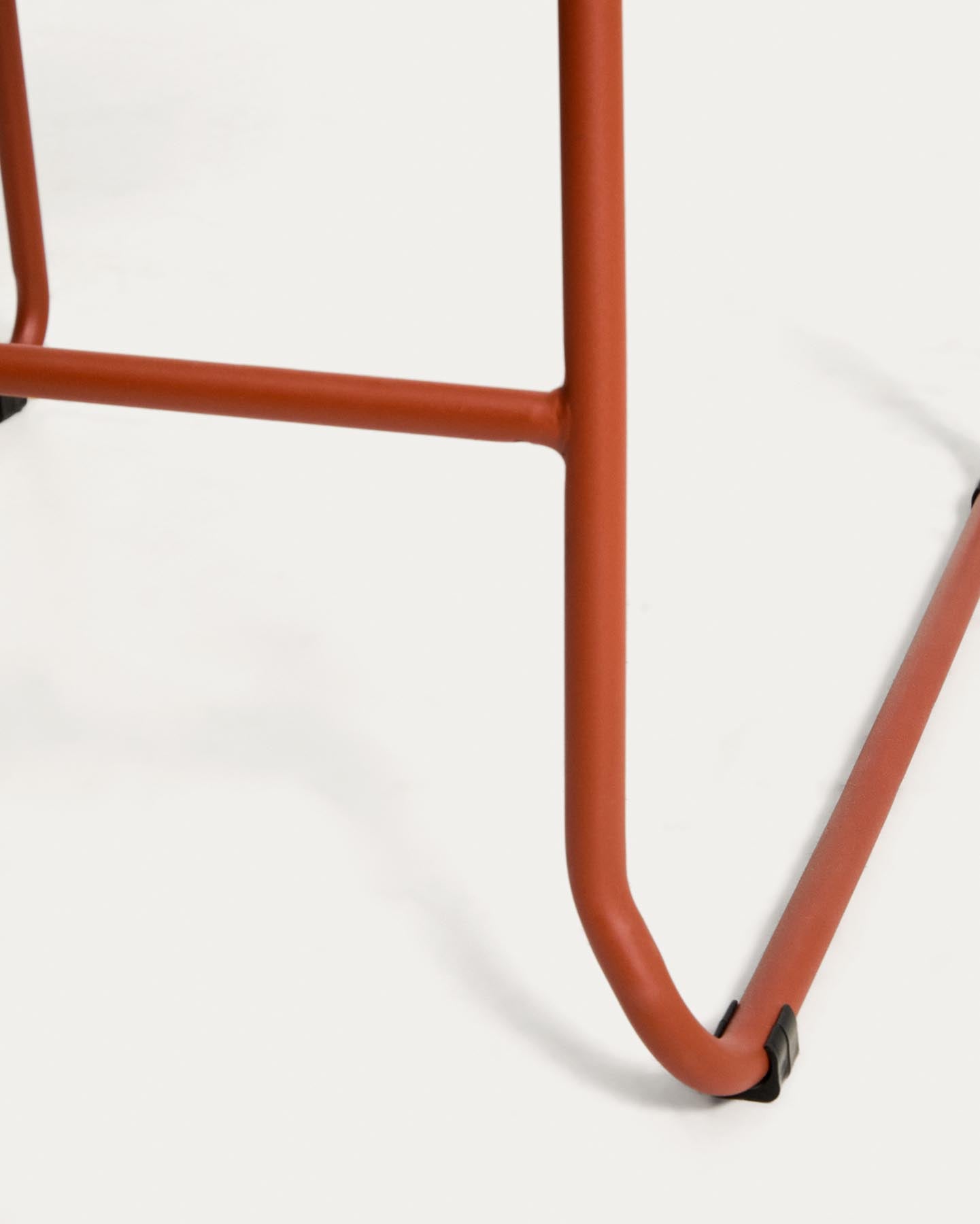 Stapelbarer Hocker Meli mit terrakottafarbener Chenille und Beinen aus terrakottafarbenem Metall, FSC Mix Credit, 65 cm in Terrakotta präsentiert im Onlineshop von KAQTU Design AG. Barhocker ist von Kave Home