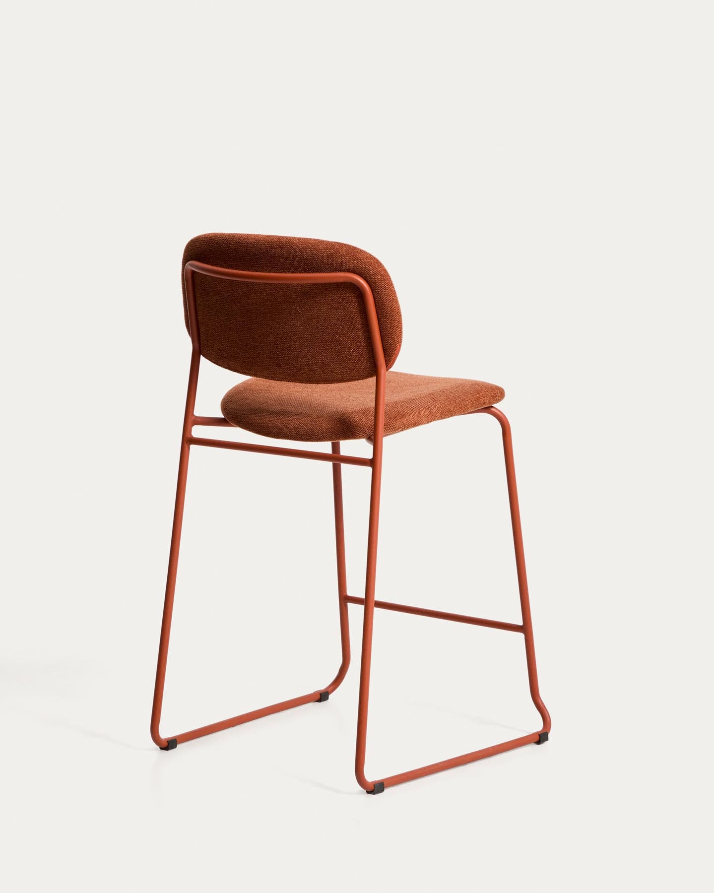 Stapelbarer Hocker Meli mit terrakottafarbener Chenille und Beinen aus terrakottafarbenem Metall, FSC Mix Credit, 65 cm in Terrakotta präsentiert im Onlineshop von KAQTU Design AG. Barhocker ist von Kave Home