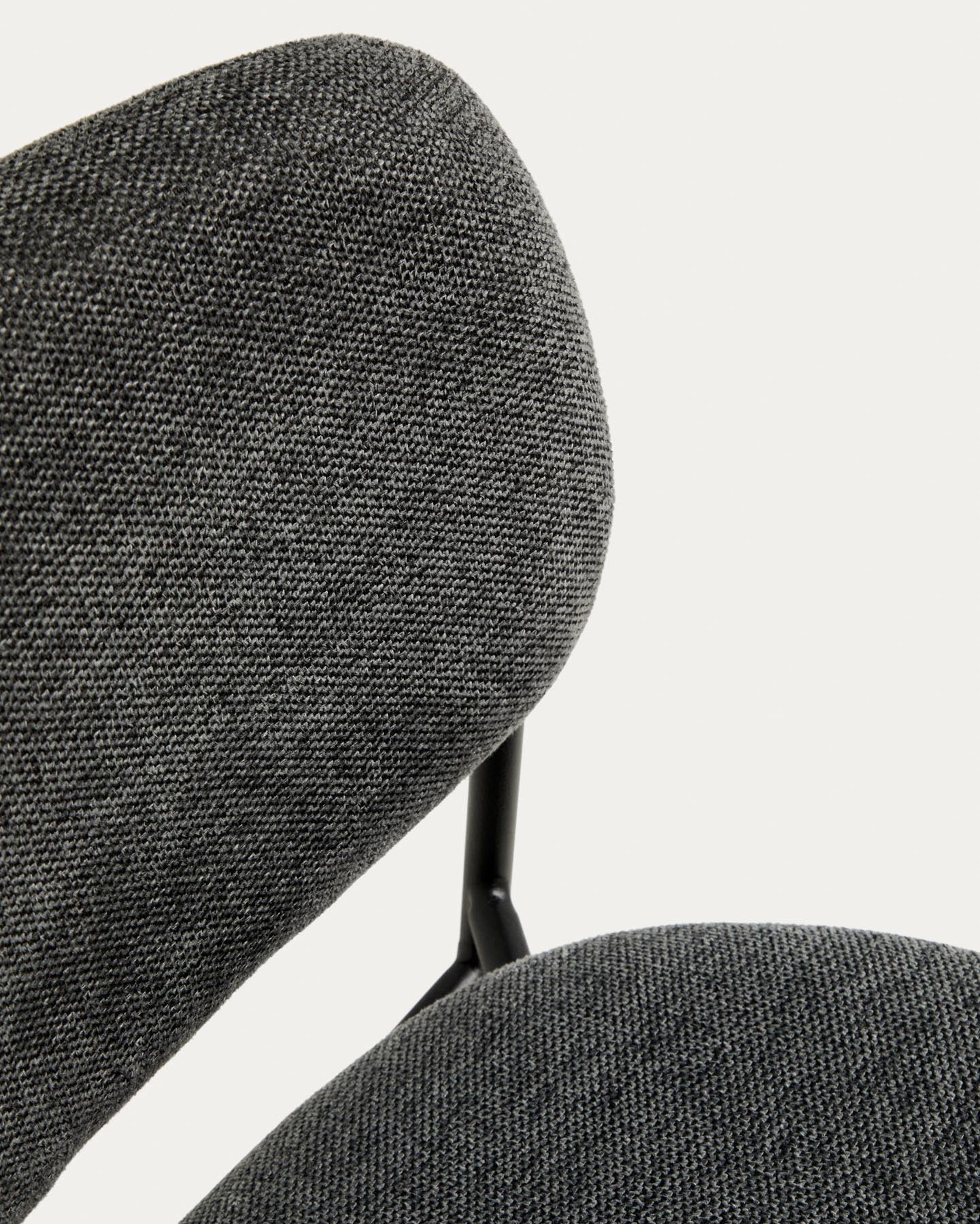 Stapelbarer Hocker Meli mit grauer Chenille und Beinen aus grauem Metall, FSC Mix Credit, 65 cm in Grau präsentiert im Onlineshop von KAQTU Design AG. Barhocker ist von Kave Home