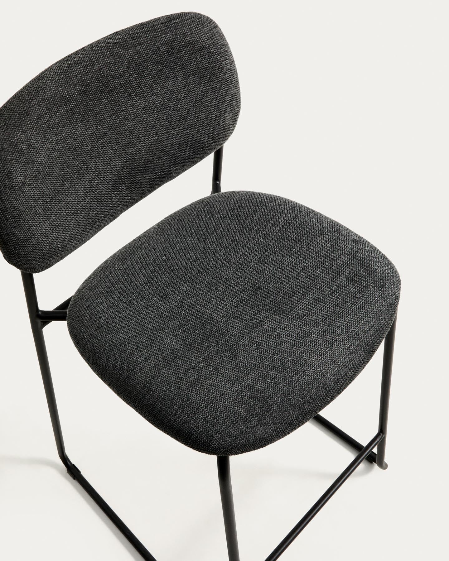 Stapelbarer Hocker Meli mit grauer Chenille und Beinen aus grauem Metall, FSC Mix Credit, 65 cm in Grau präsentiert im Onlineshop von KAQTU Design AG. Barhocker ist von Kave Home