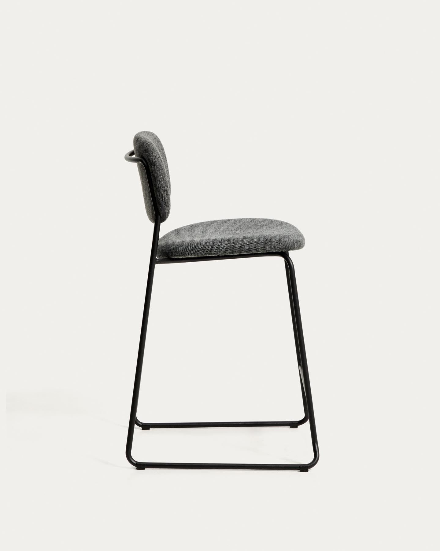 Stapelbarer Hocker Meli mit grauer Chenille und Beinen aus grauem Metall, FSC Mix Credit, 65 cm in Grau präsentiert im Onlineshop von KAQTU Design AG. Barhocker ist von Kave Home