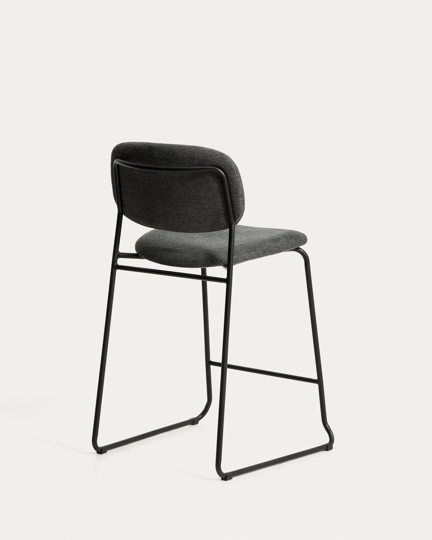 Stapelbarer Hocker Meli mit grauer Chenille und Beinen aus grauem Metall, FSC Mix Credit, 65 cm in Grau präsentiert im Onlineshop von KAQTU Design AG. Barhocker ist von Kave Home