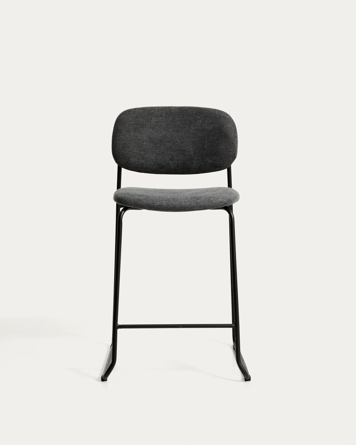 Stapelbarer Hocker Meli mit grauer Chenille und Beinen aus grauem Metall, FSC Mix Credit, 65 cm in Grau präsentiert im Onlineshop von KAQTU Design AG. Barhocker ist von Kave Home