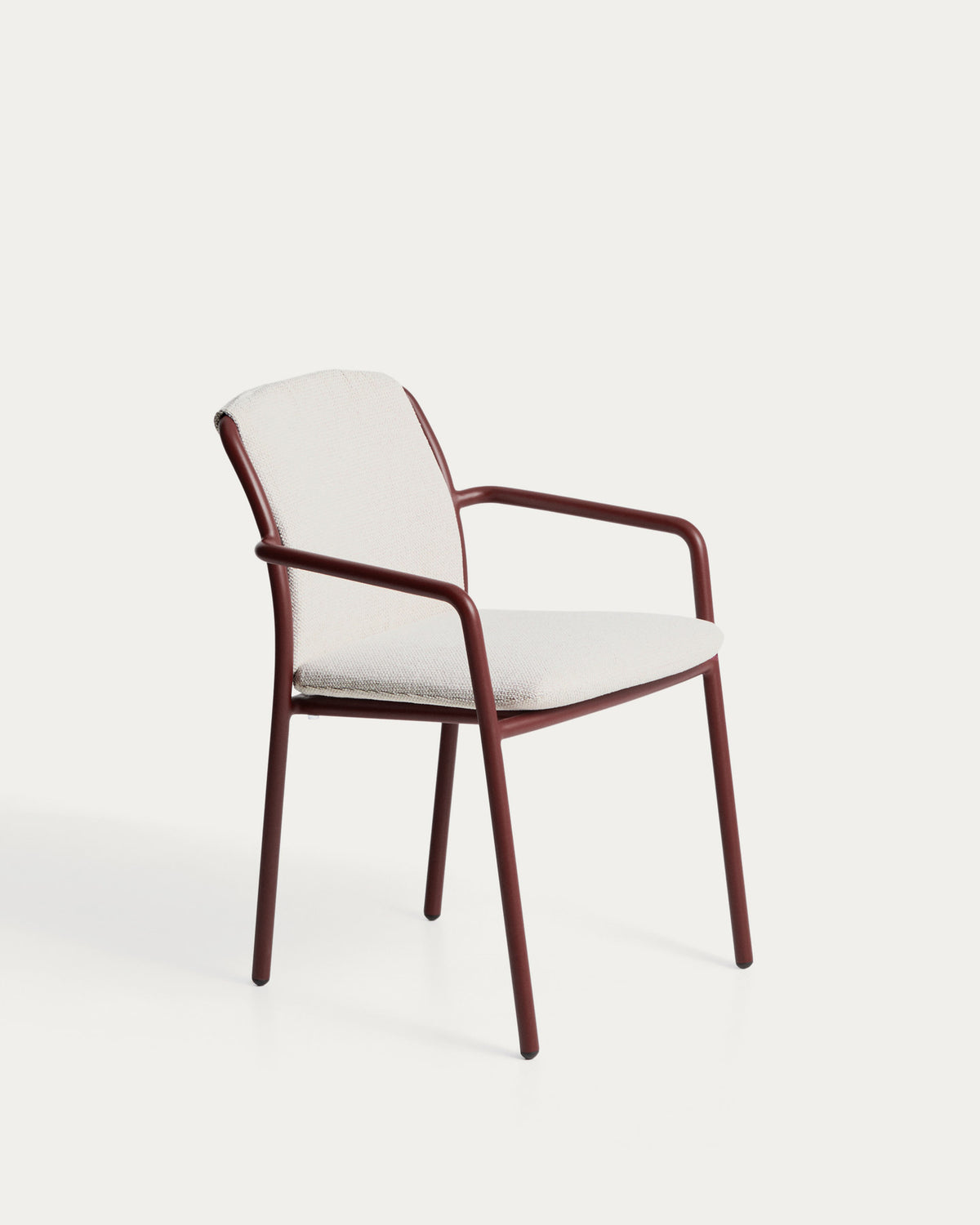 Stapelbarer Outdoor-Stuhl Linosa aus Aluminium in Granatrot mit beigem Kissen in Beige, Ecru, präsentiert im Onlineshop von KAQTU Design AG. Gartenstuhl ist von Kave Home