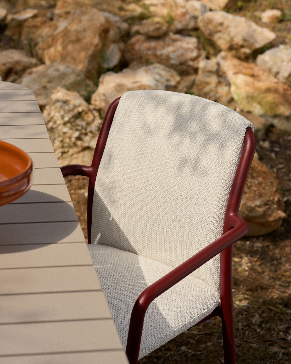 Stapelbarer Outdoor-Stuhl Linosa aus Aluminium in Granatrot mit beigem Kissen in Beige, Ecru, präsentiert im Onlineshop von KAQTU Design AG. Gartenstuhl ist von Kave Home
