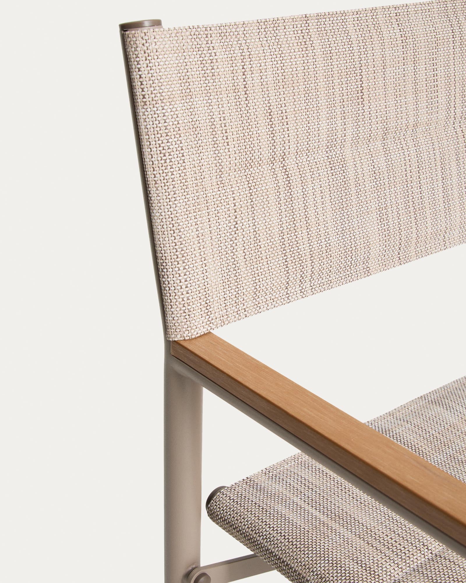 Stylischer Klappstuhl Tisno in taupe, aus langlebigem Aluminium und Texteline, ideal für gemütliche Gartenmomente und entspannte Freizeit.