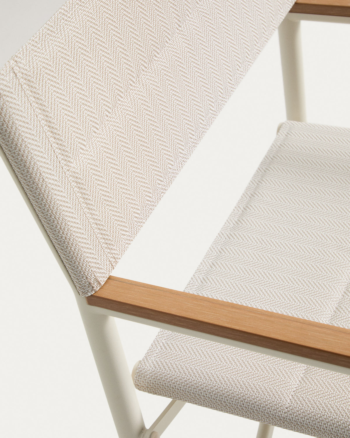 Outdoor-Klappstuhl Tisno aus ecrufarbenem Aluminium und ecrufarbenem Texteline in Ecru, Beige, Weiss präsentiert im Onlineshop von KAQTU Design AG. Gartenstuhl mit Armlehnen ist von Kave Home