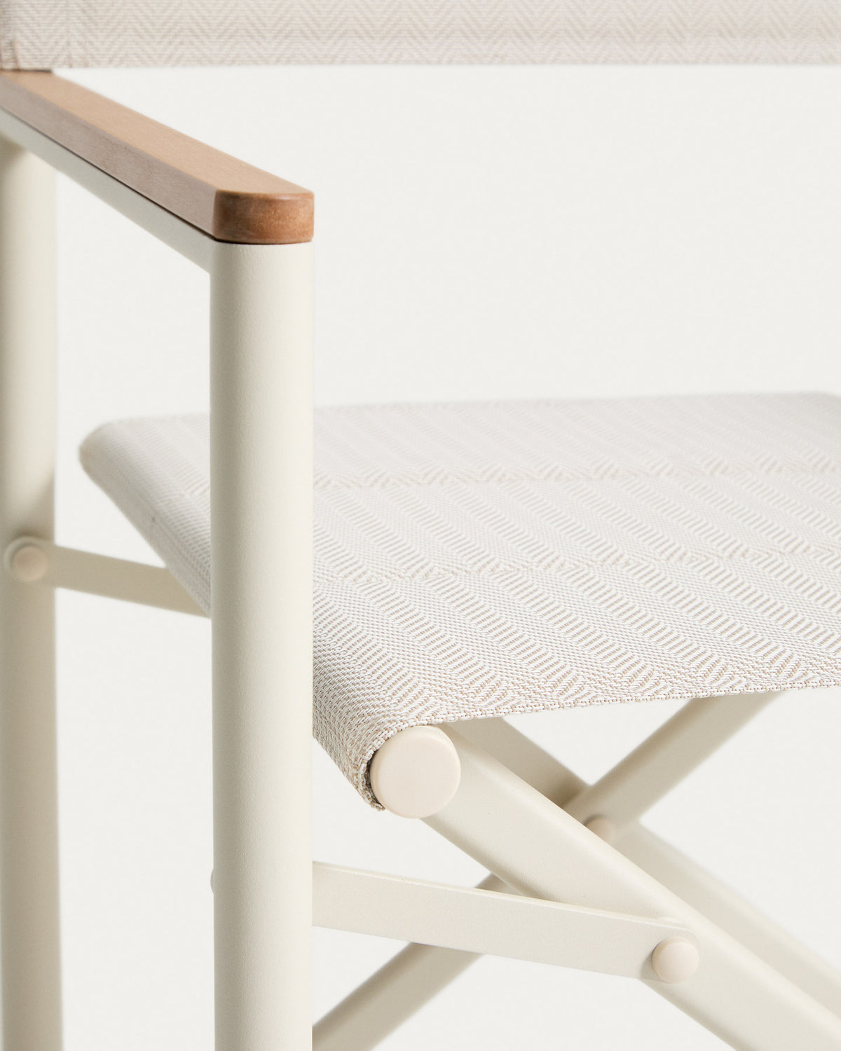 Outdoor-Klappstuhl Tisno aus ecrufarbenem Aluminium und ecrufarbenem Texteline in Ecru, Beige, Weiss präsentiert im Onlineshop von KAQTU Design AG. Gartenstuhl mit Armlehnen ist von Kave Home