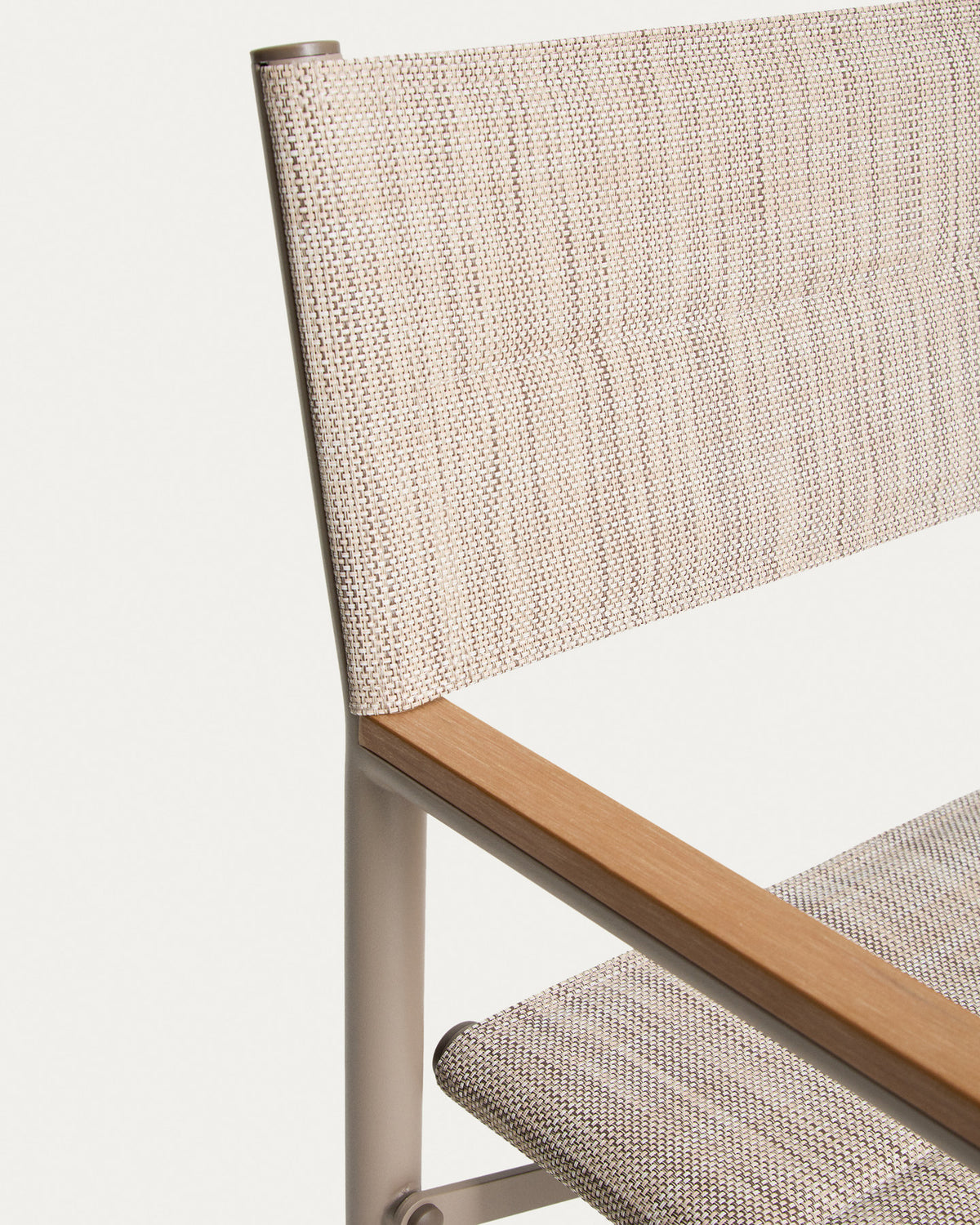 Outdoor-Klappstuhl Tisno aus taupefarbenem Aluminium und taupefarbenem Texteline in Taupe, Beige, Hellbraun präsentiert im Onlineshop von KAQTU Design AG. Gartenstuhl mit Armlehnen ist von Kave Home